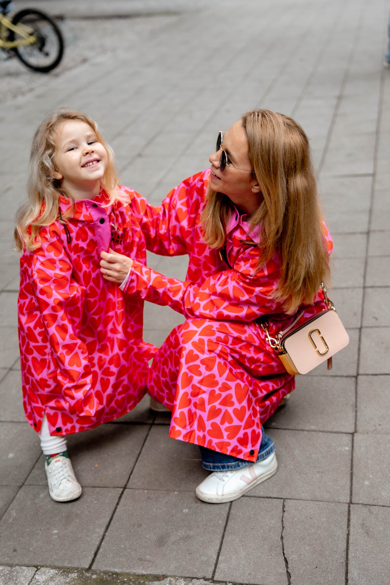 Детски розов дъждобран на сърца