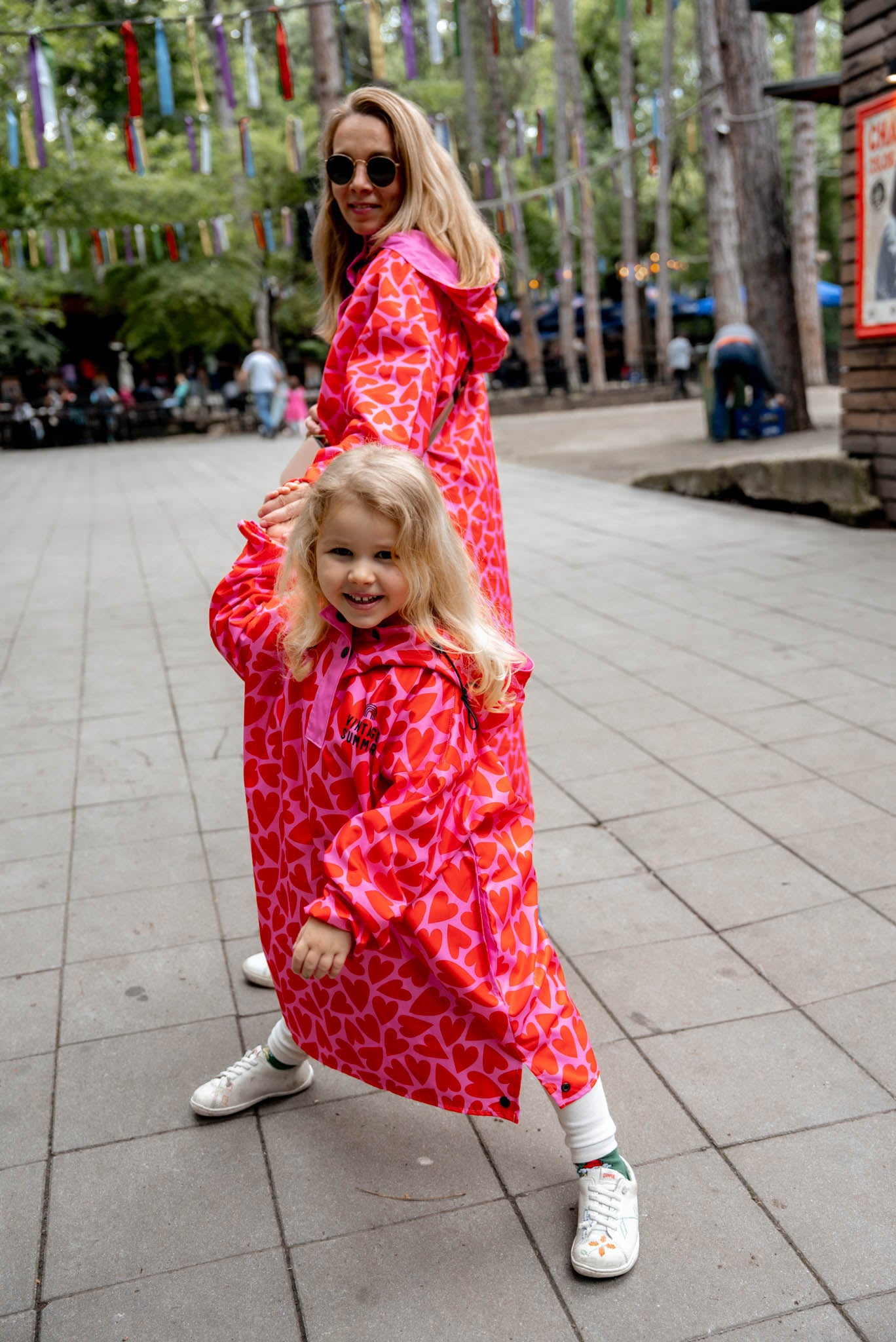 Детски розов дъждобран на сърца