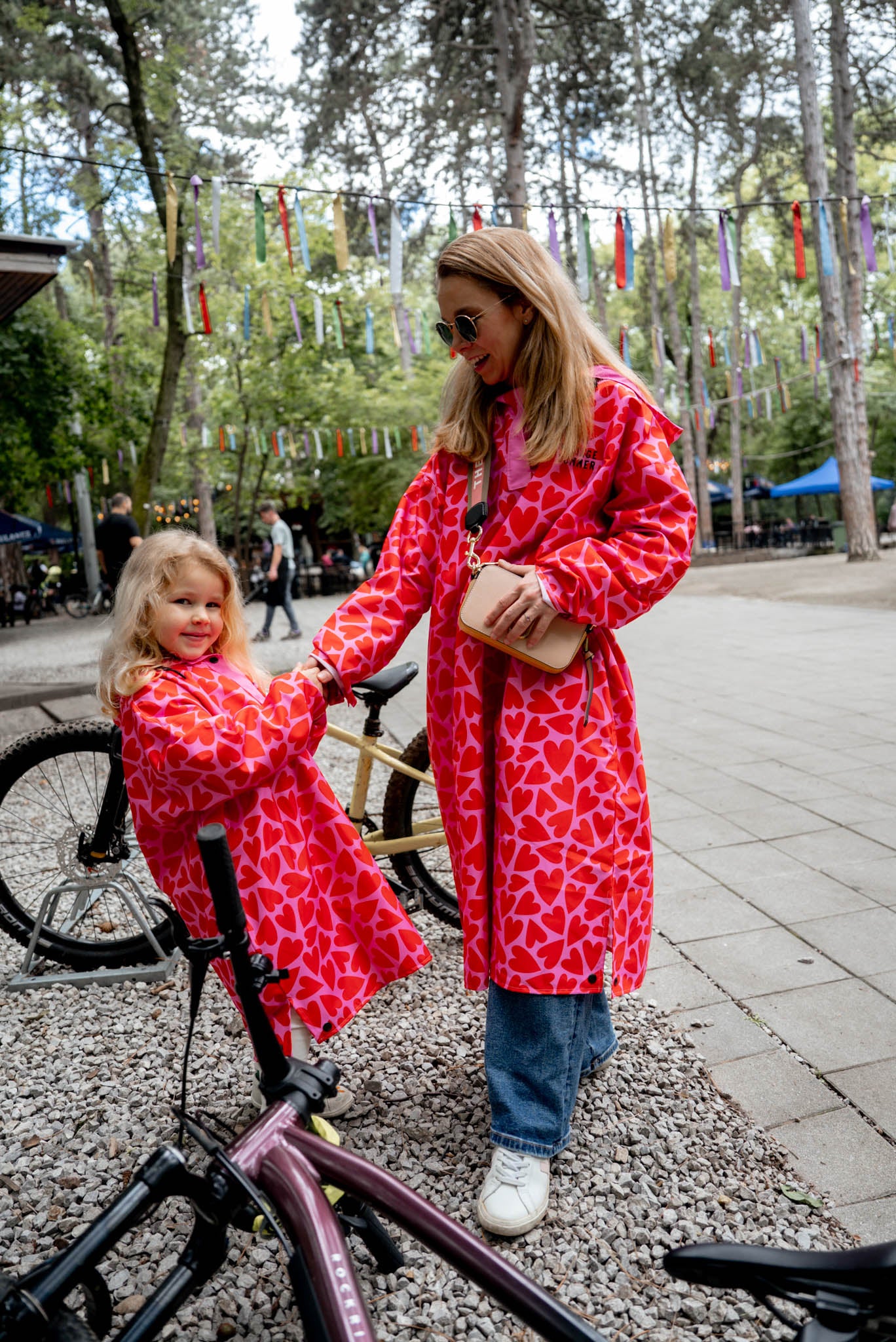 Детски розов дъждобран на сърца