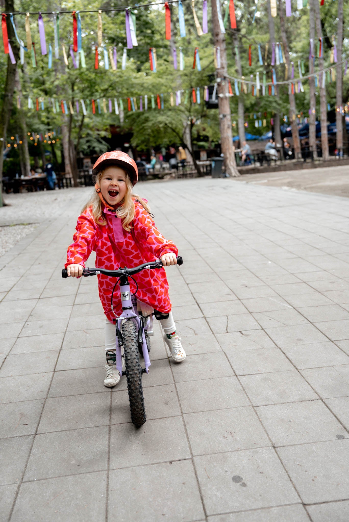 Детски розов дъждобран на сърца