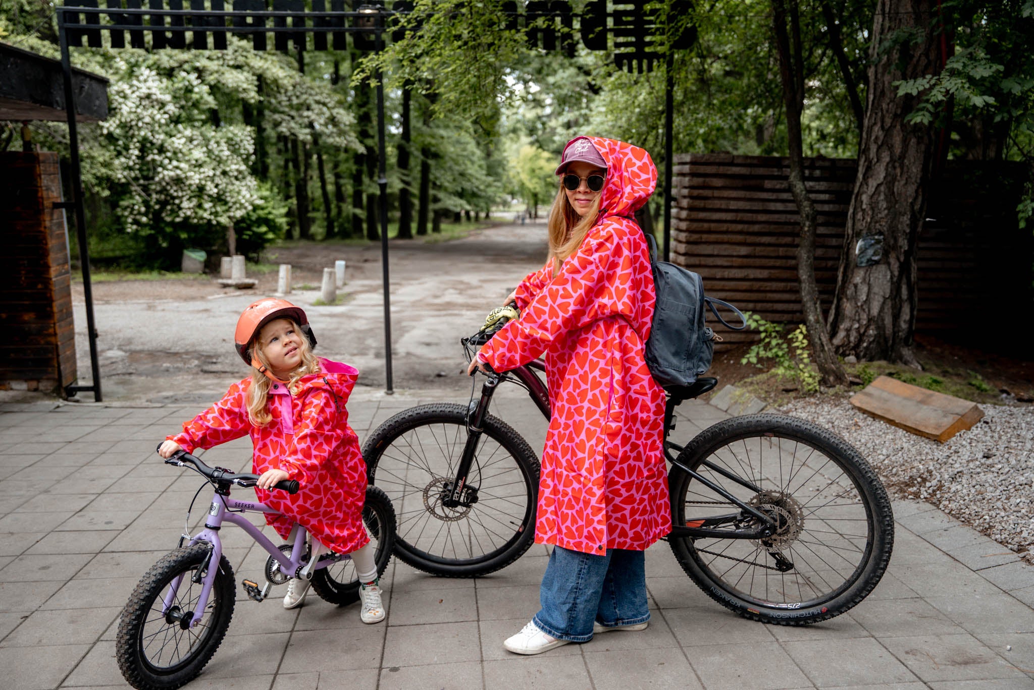 Детски розов дъждобран на сърца