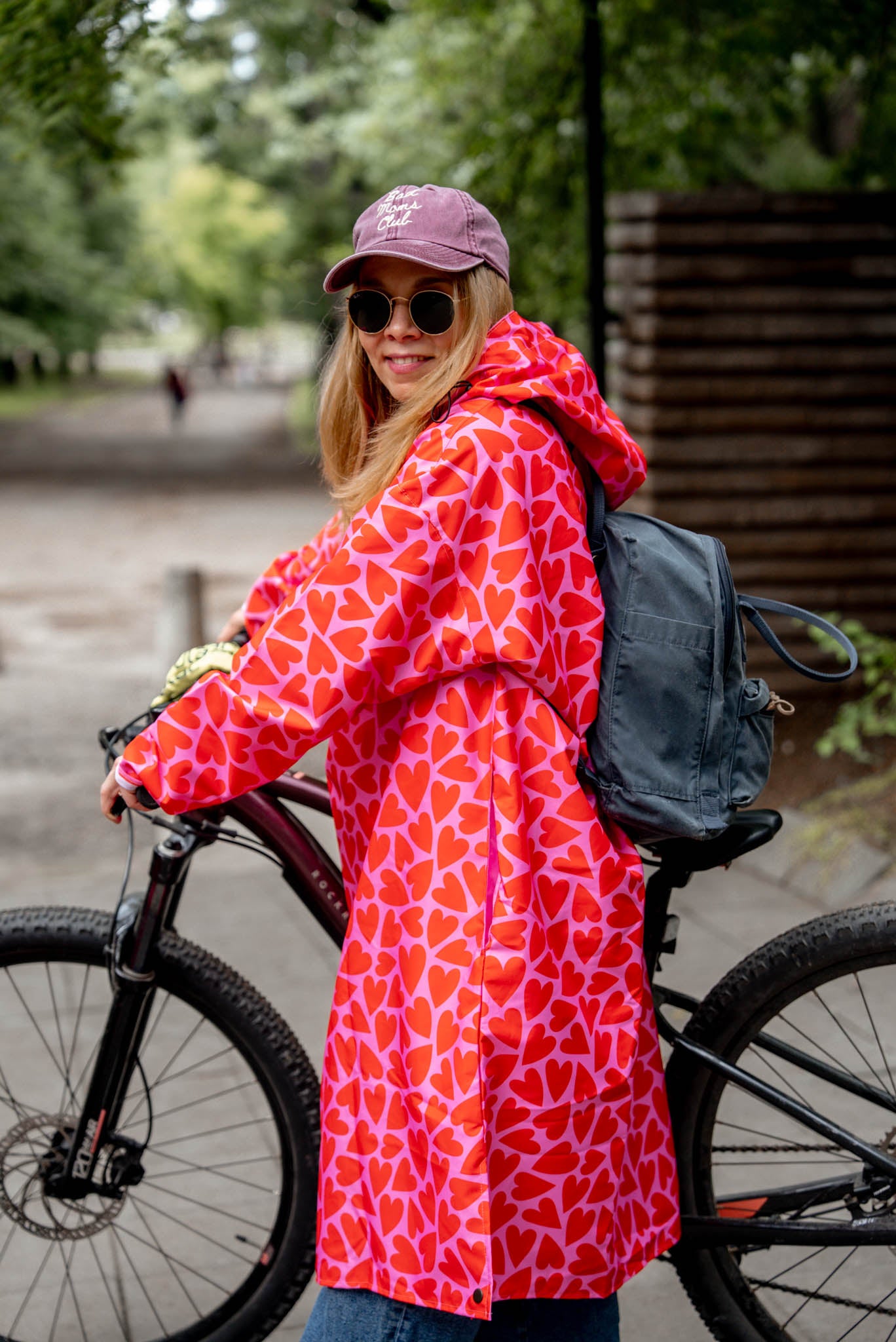 Розов дъждобран на сърца