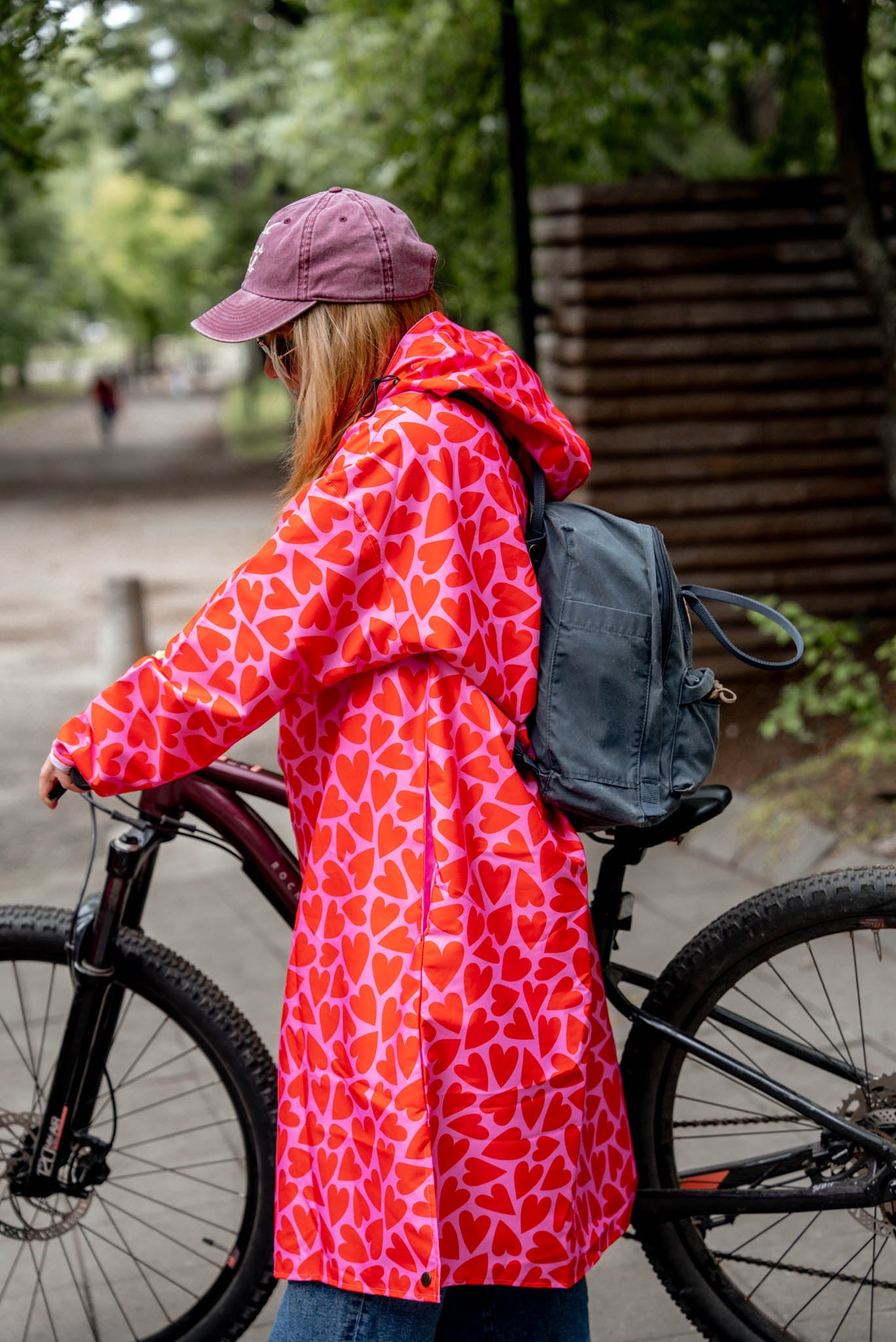 Розов дъждобран на сърца