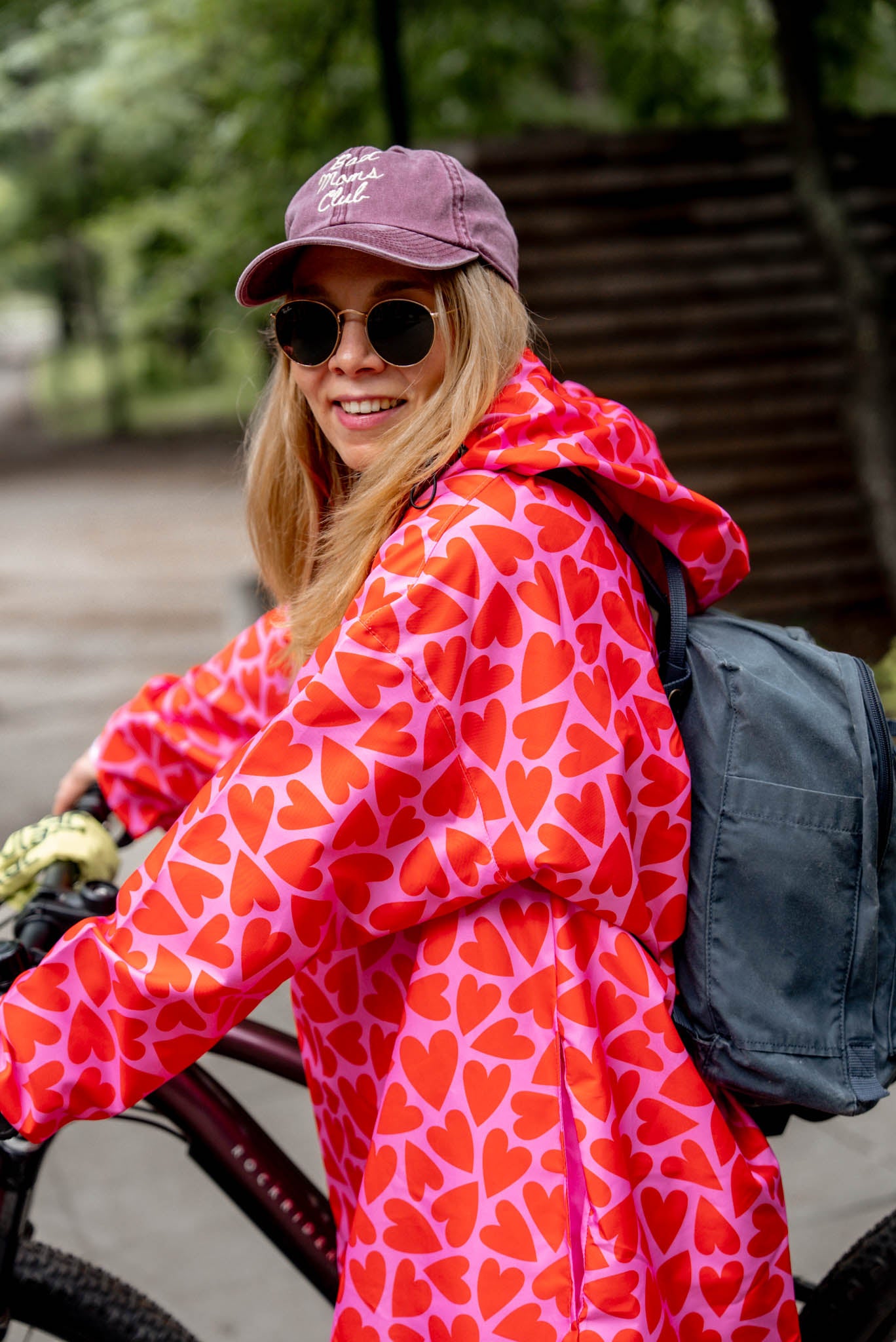 Розов дъждобран на сърца