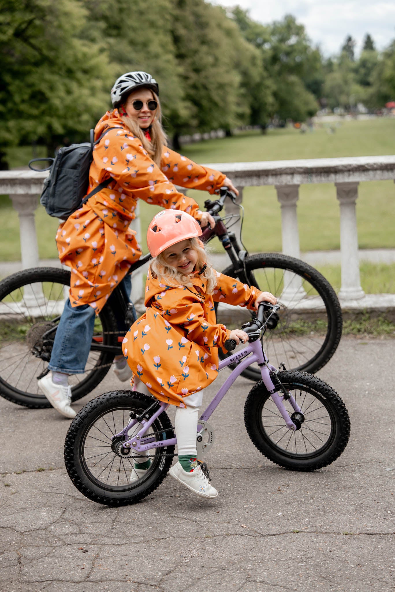 Детски оранжев дъждобран на цветя