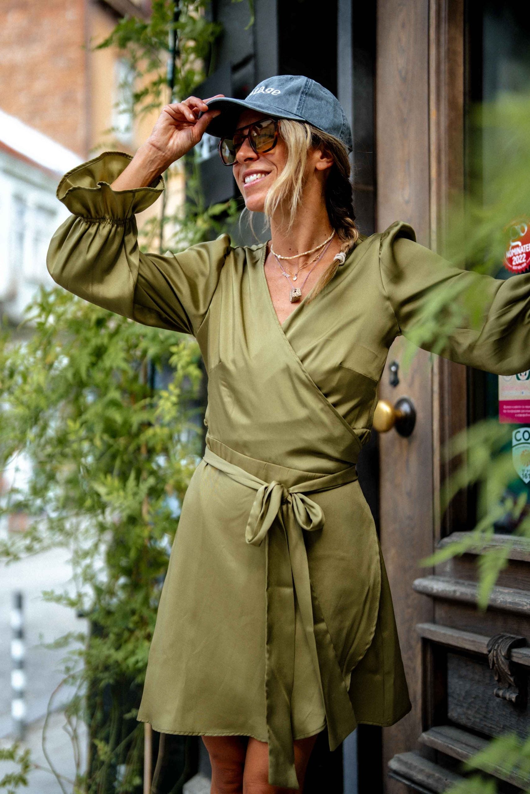 Къса сатенена рокля Olive Mist