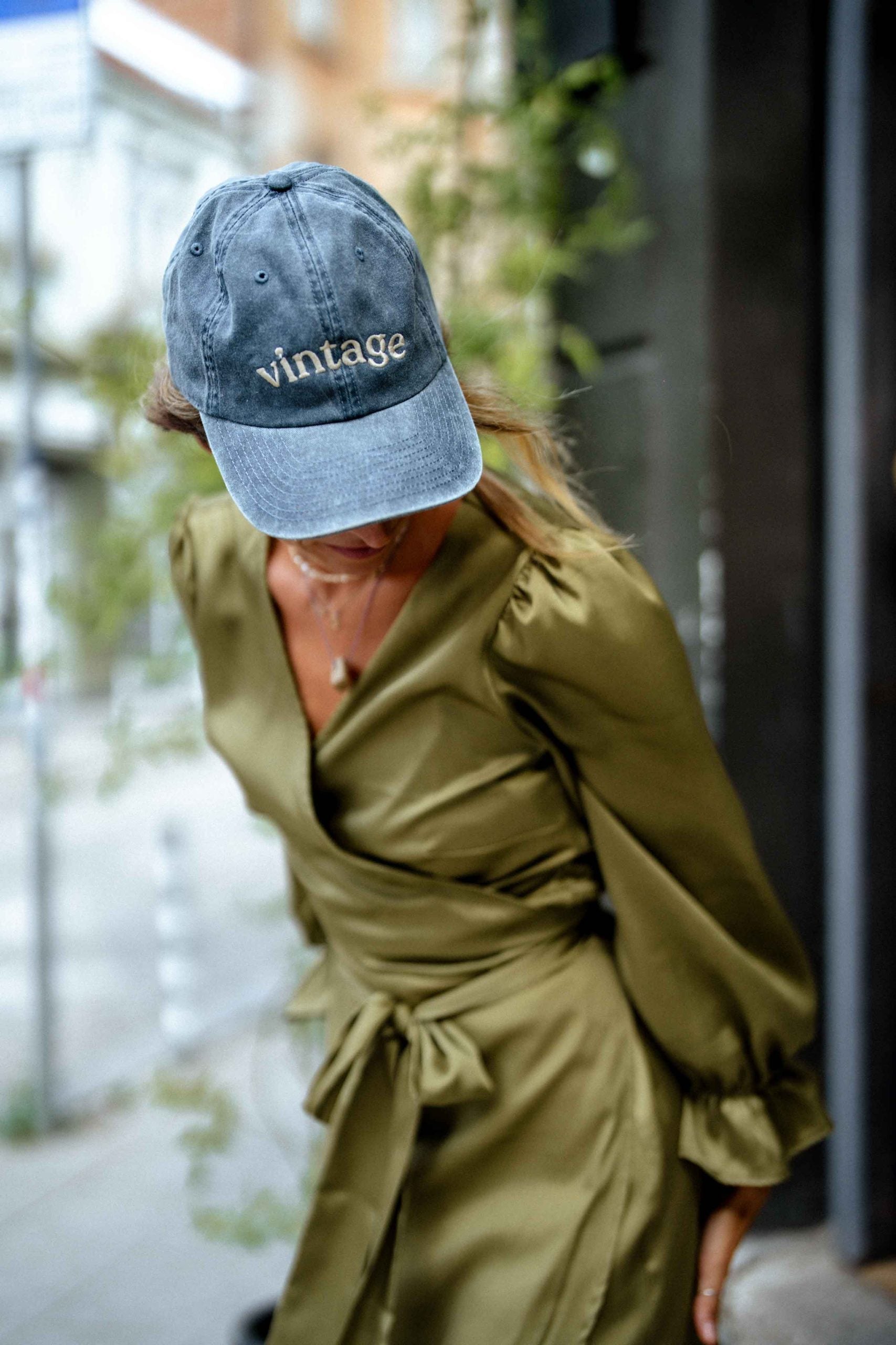 Шапка с козирка Vintage с метална закопчалка