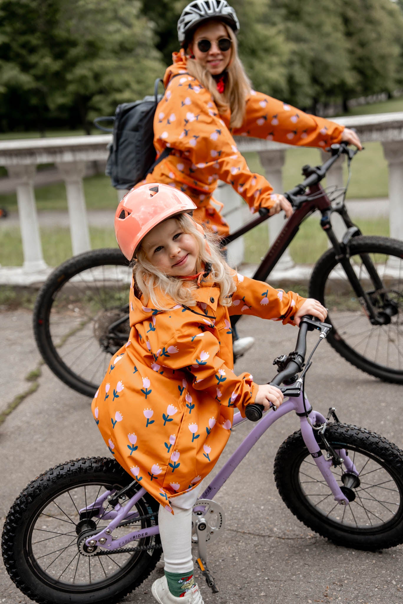Детски оранжев дъждобран на цветя
