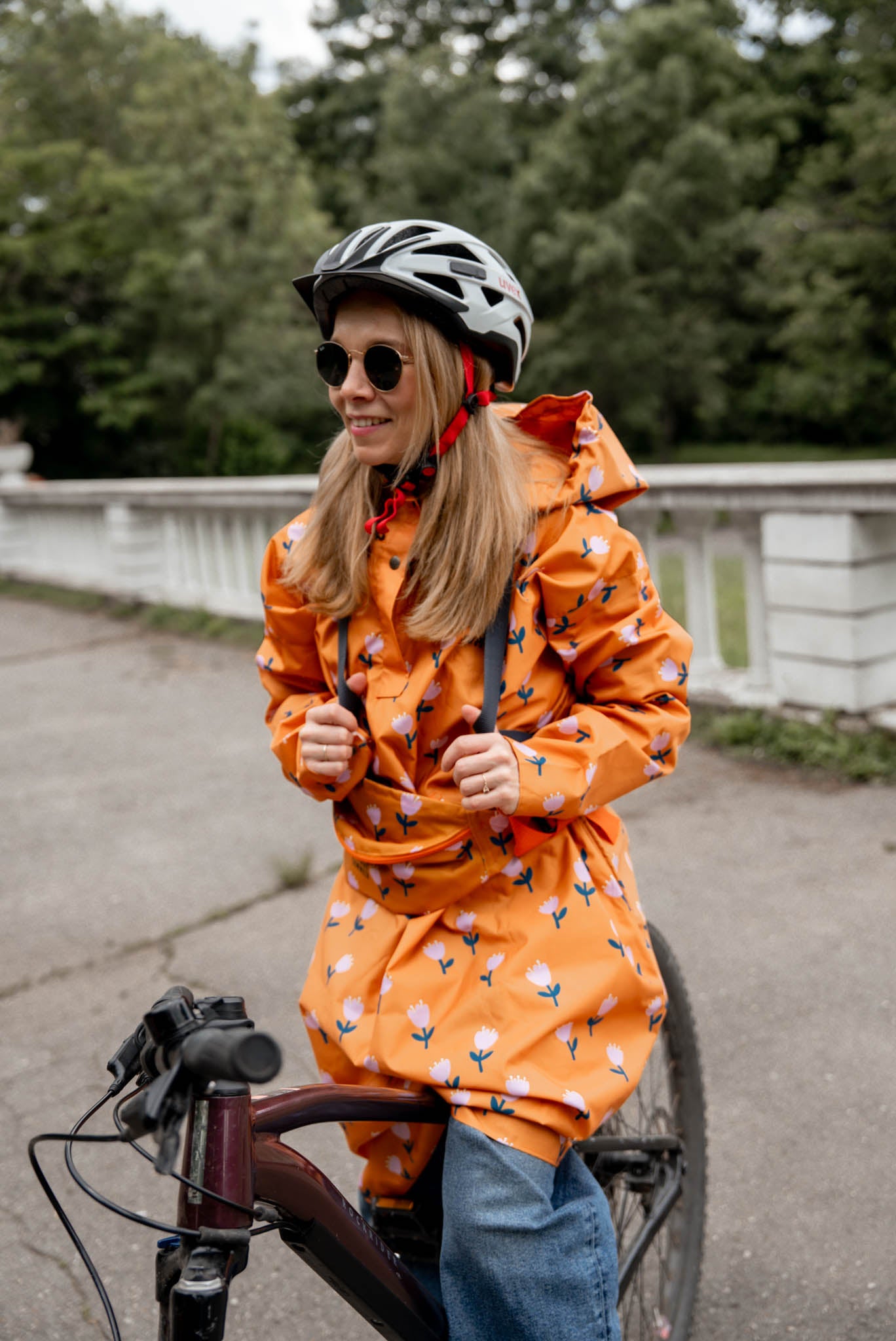 Весел дъждобран на цветя