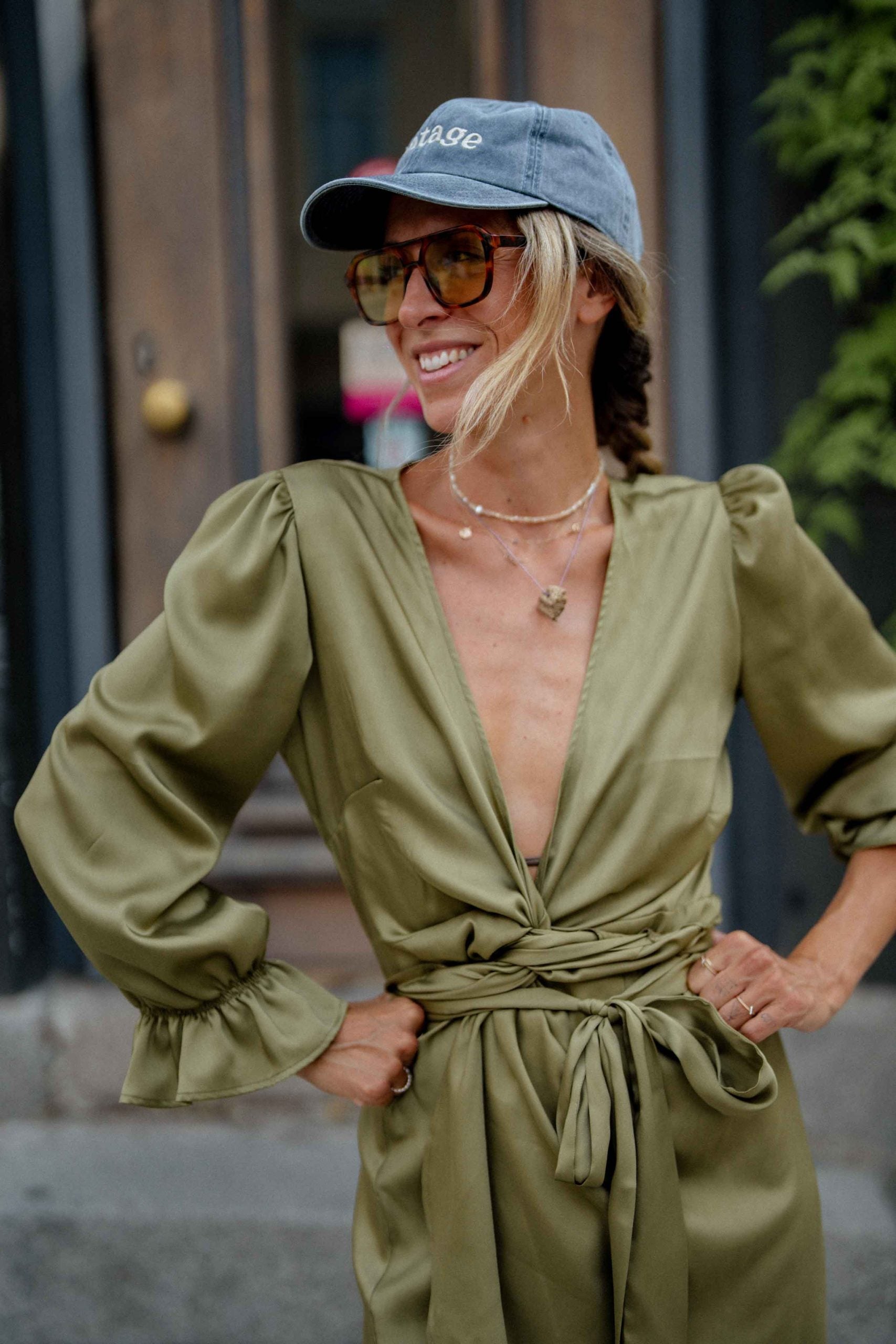 Къса сатенена рокля Olive Mist