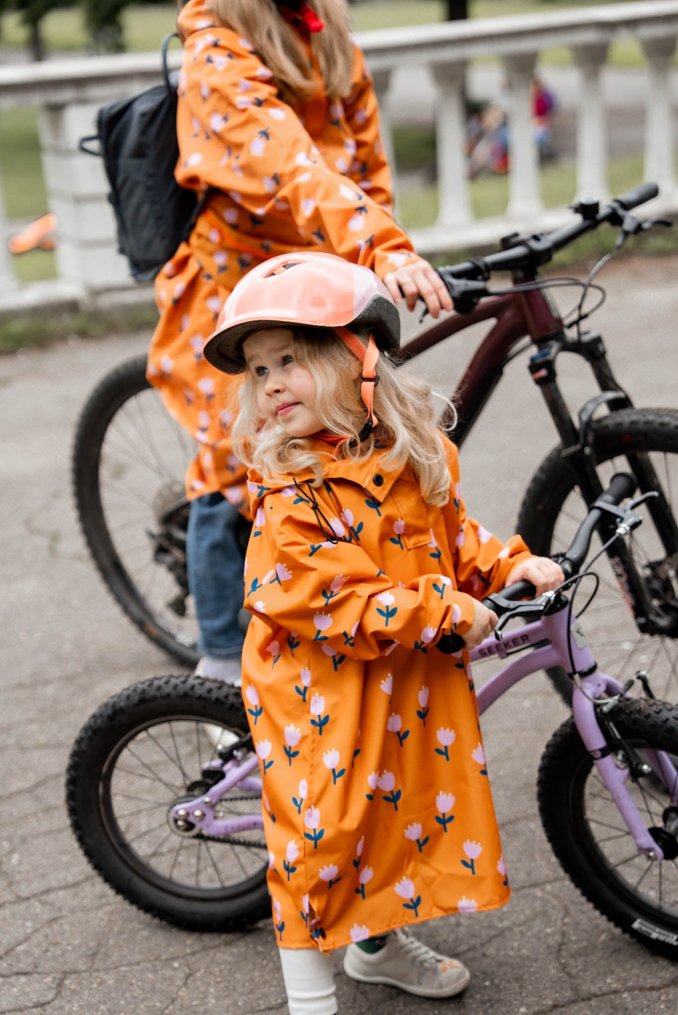 Детски оранжев дъждобран на цветя