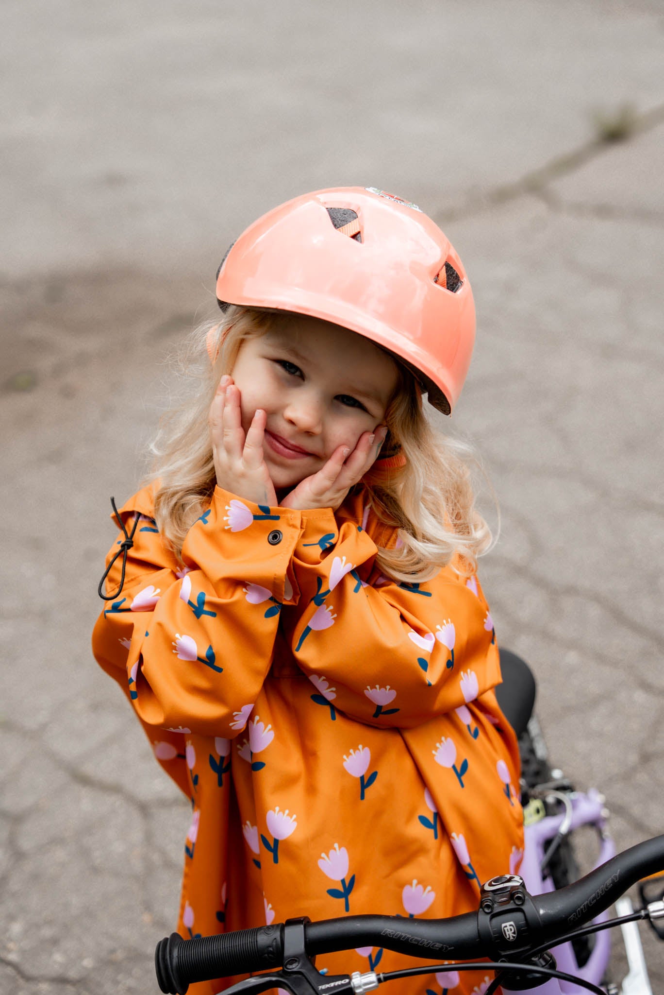 Детски оранжев дъждобран на цветя