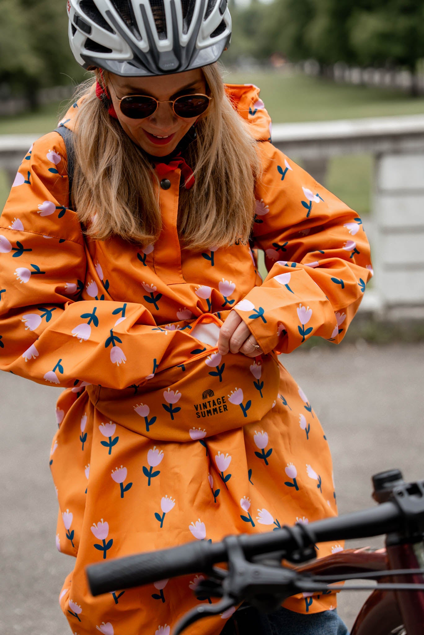 Весел дъждобран на цветя