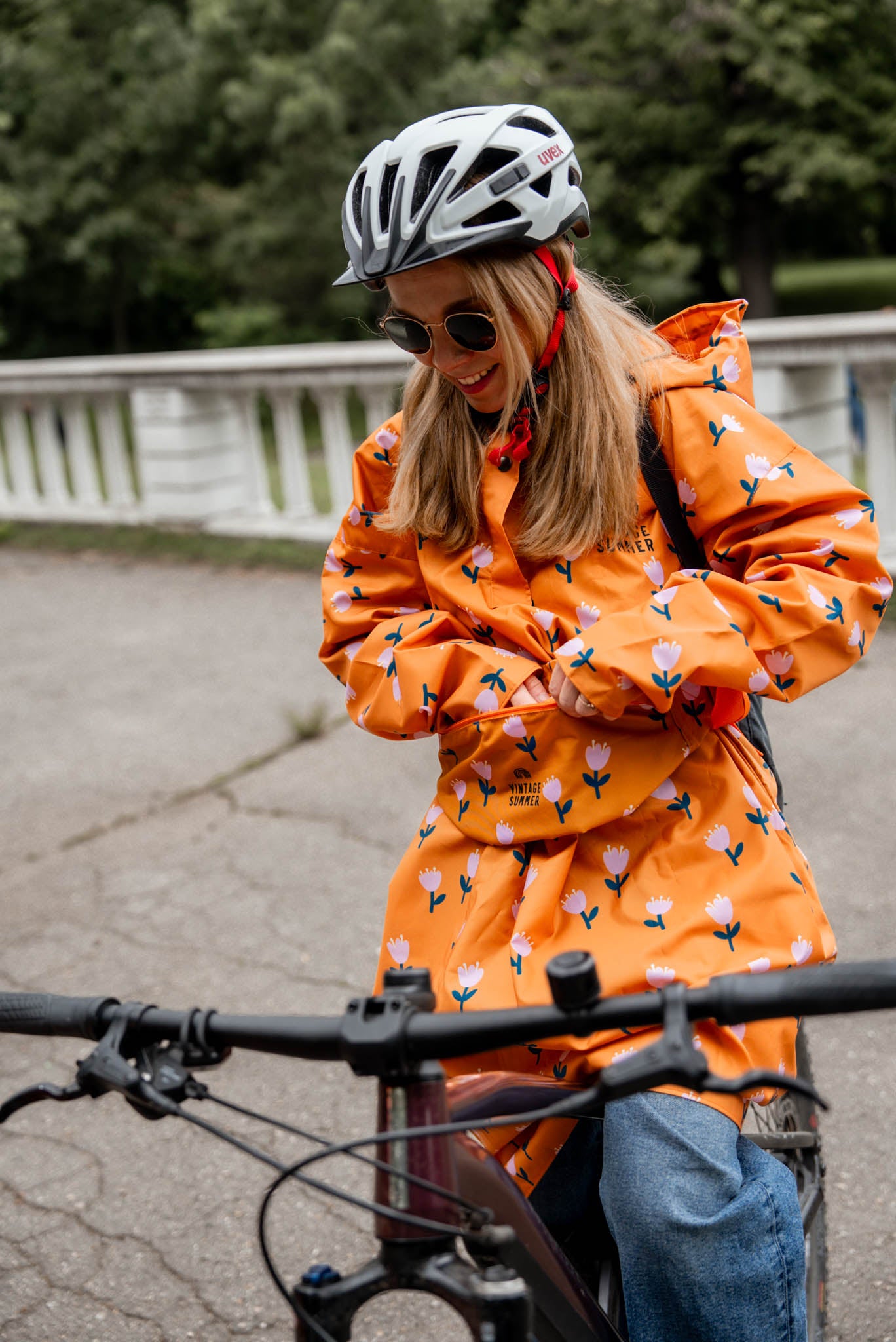 Весел дъждобран на цветя