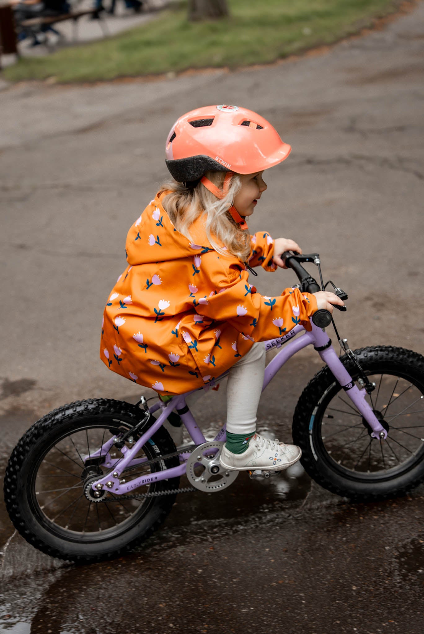 Детски оранжев дъждобран на цветя