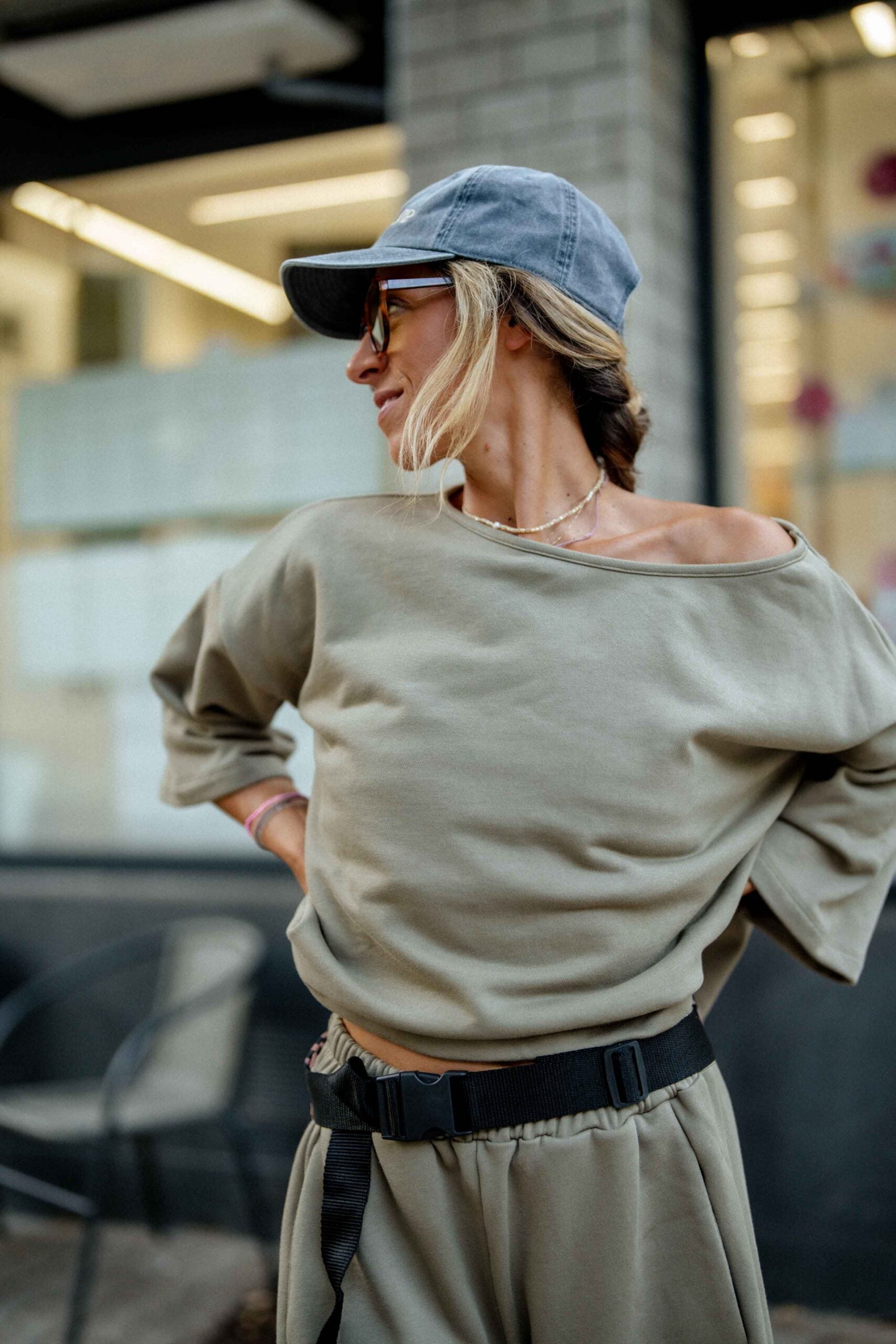 Широка блуза в каки зелено EARTHY