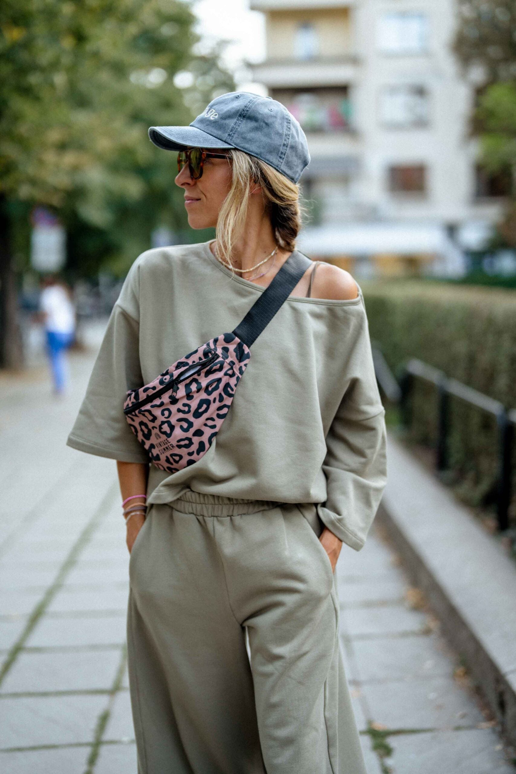 Широка блуза в каки зелено EARTHY