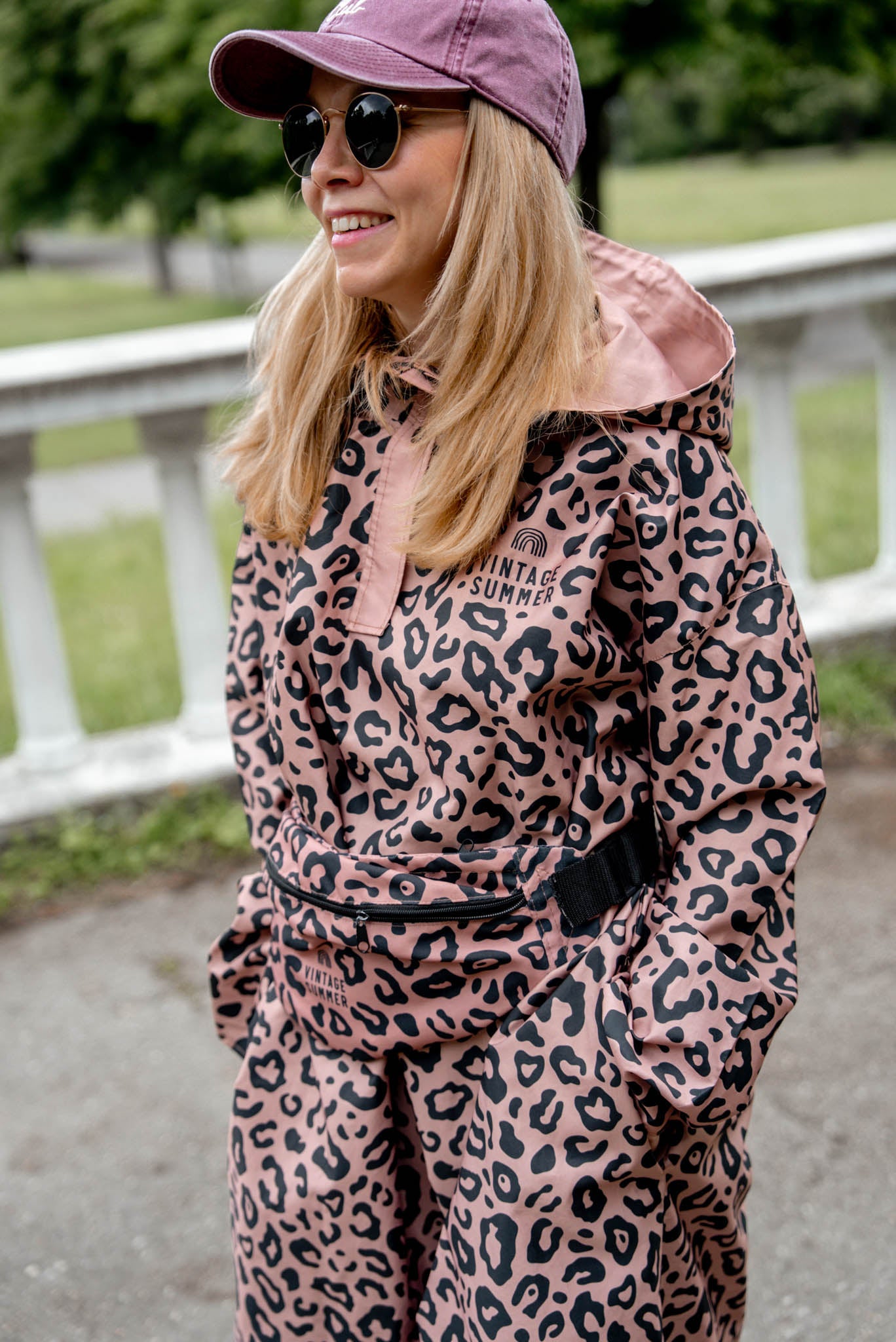 Дъждобран с леопардов принт