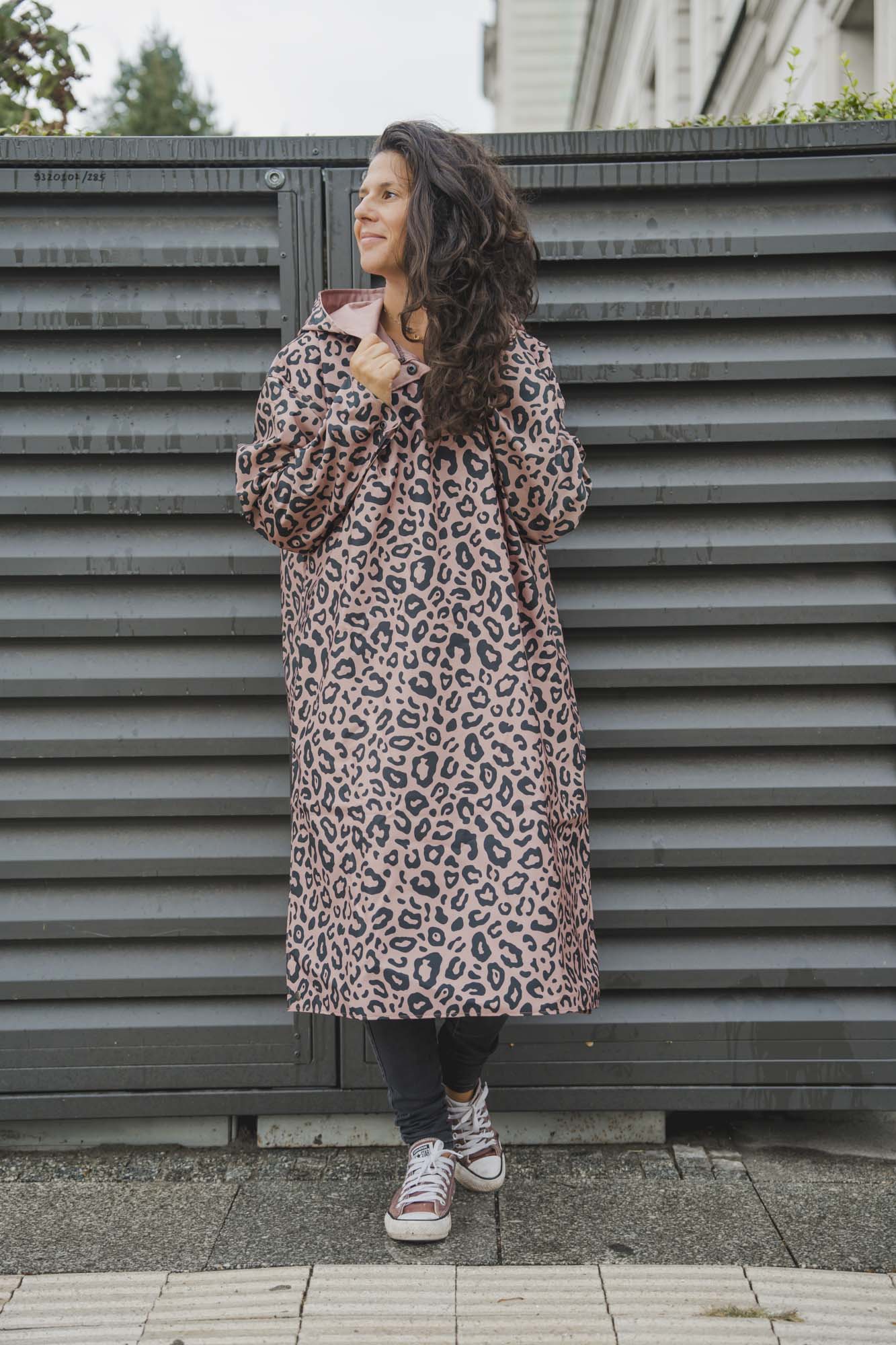 Дъждобран с леопардов принт