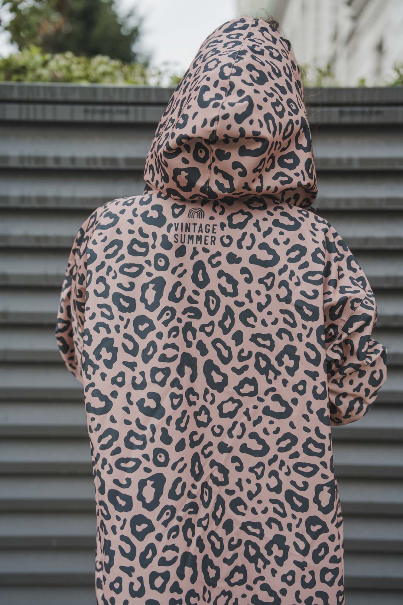 Дъждобран с леопардов принт