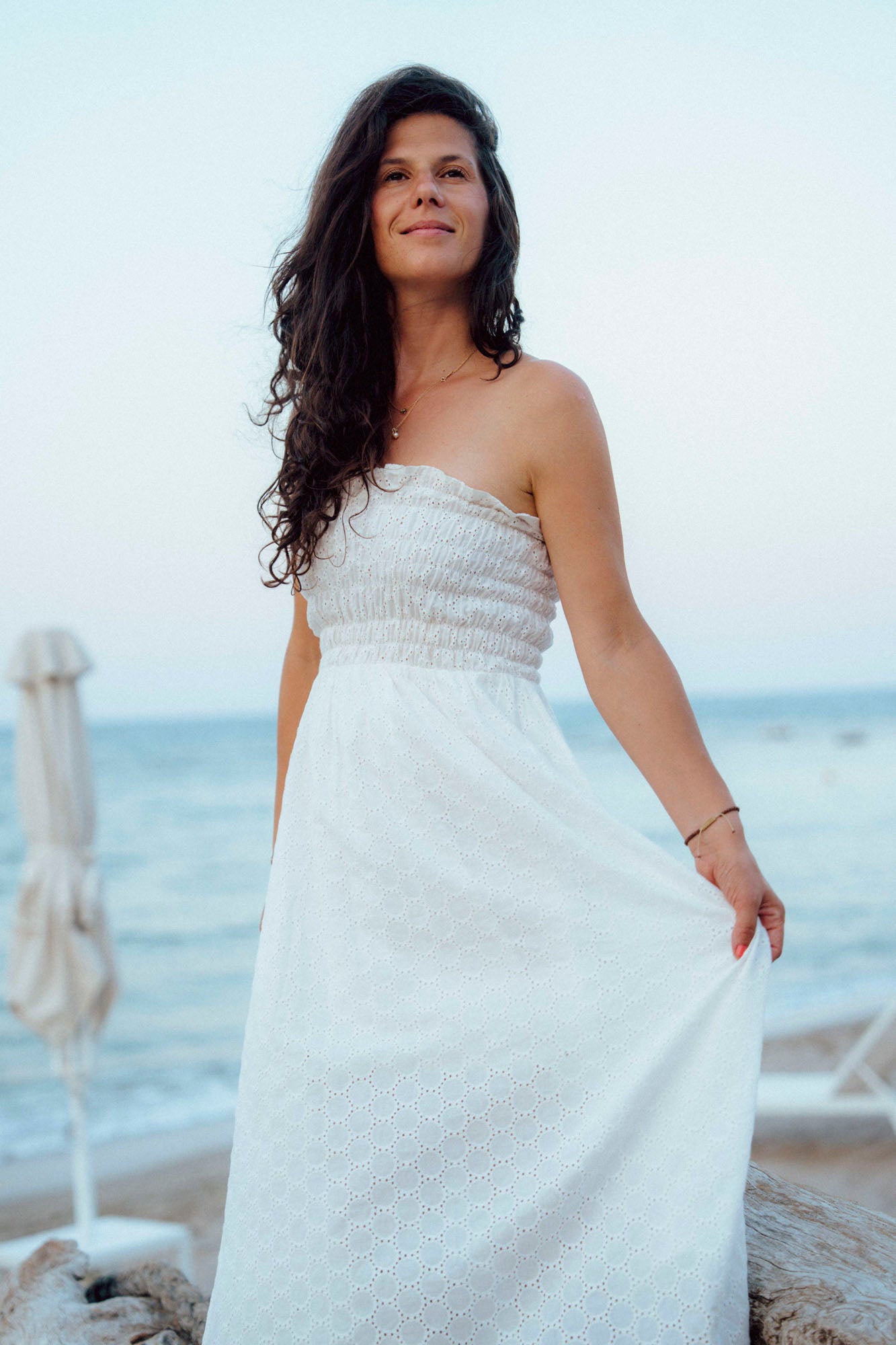 Бяла рокля Clara с бродерия и колан