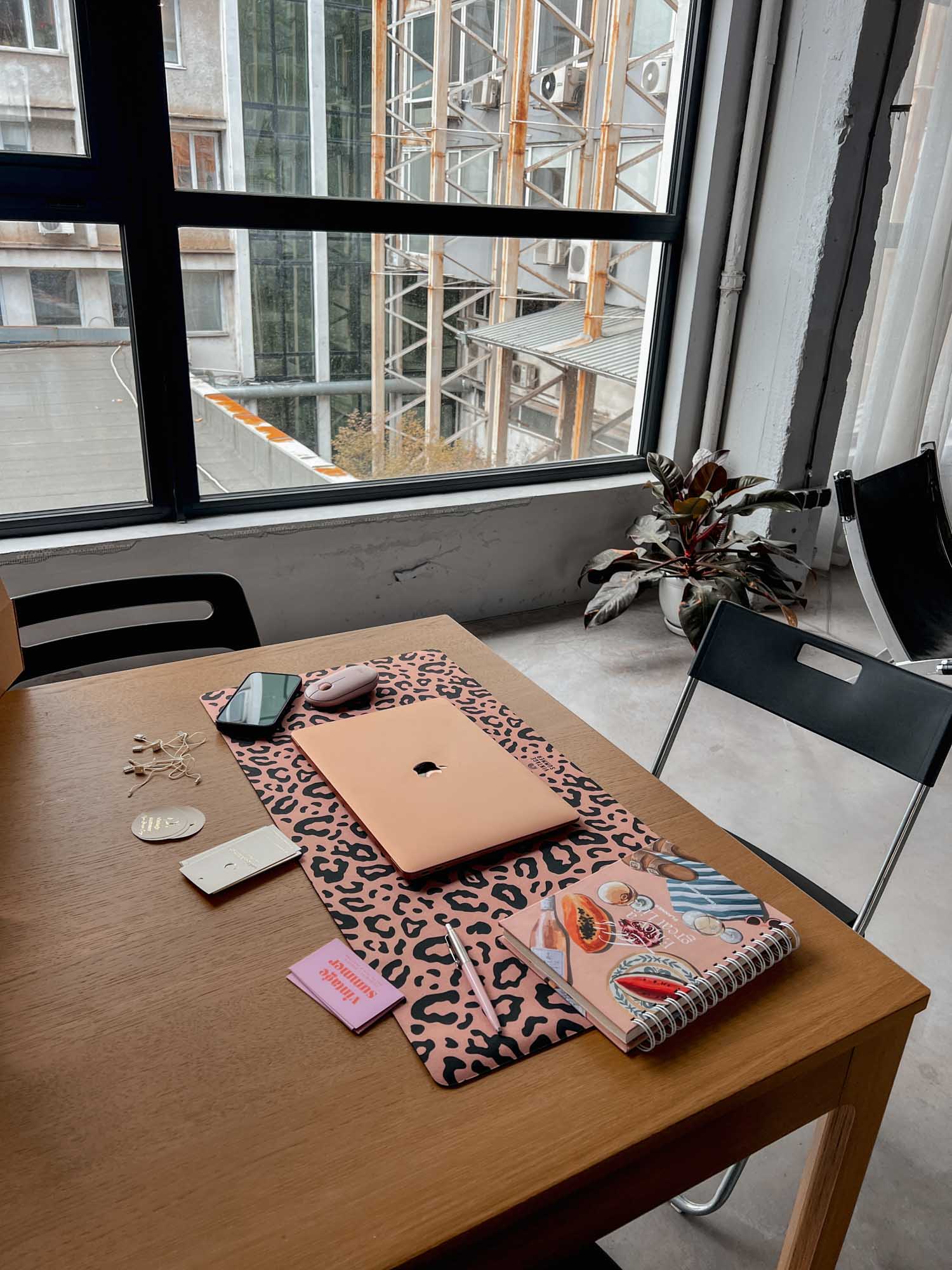 Мека подложка за бюро с леопардов принт