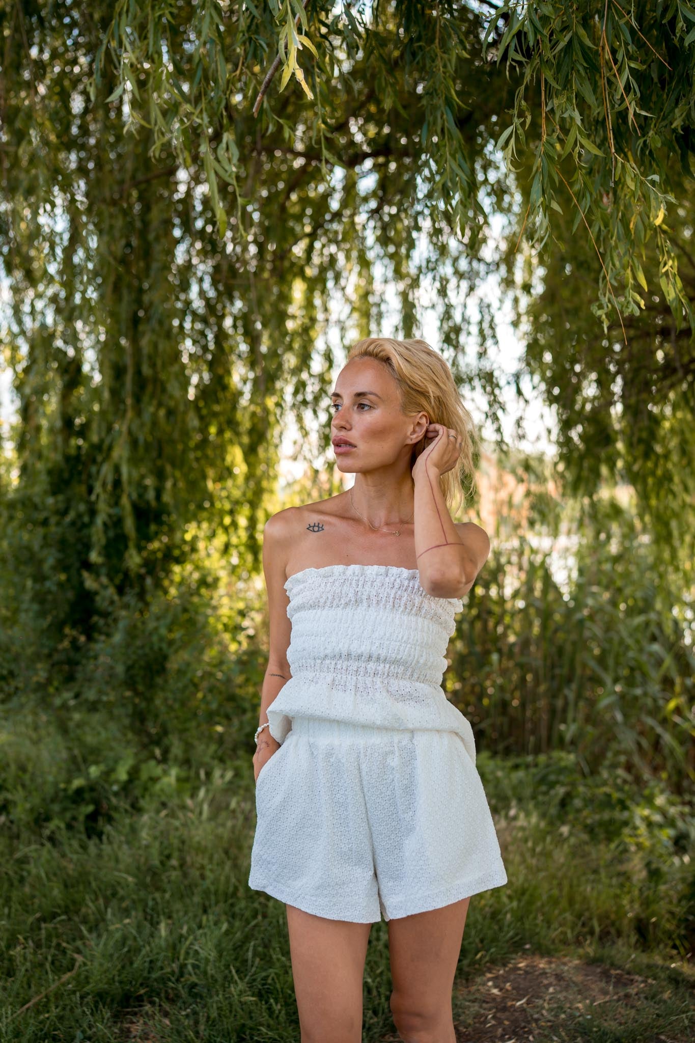 Комплект Colette в бяло от бродерия с бюстие и бермуди