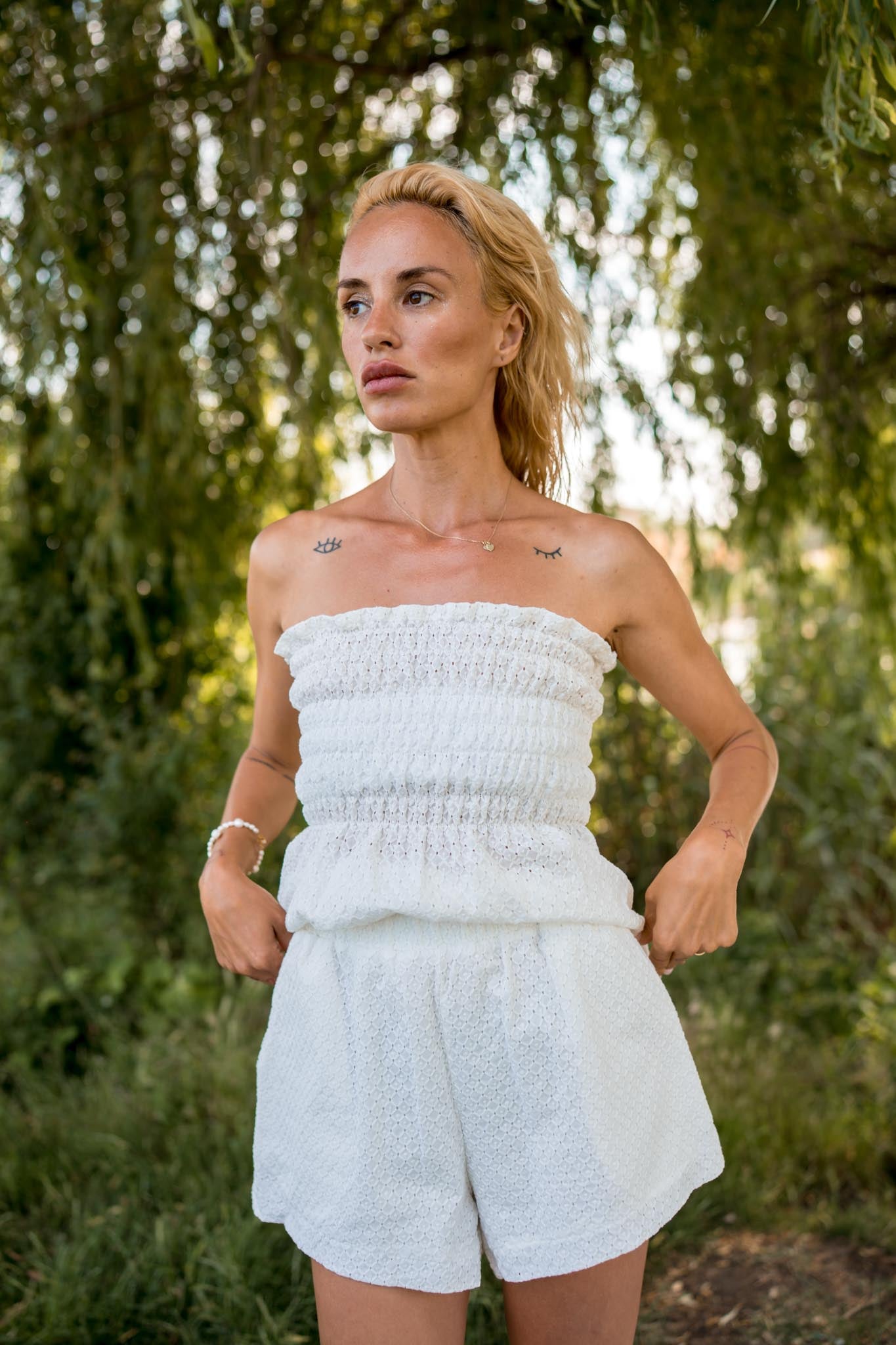 Комплект Colette в бяло от бродерия с бюстие и бермуди