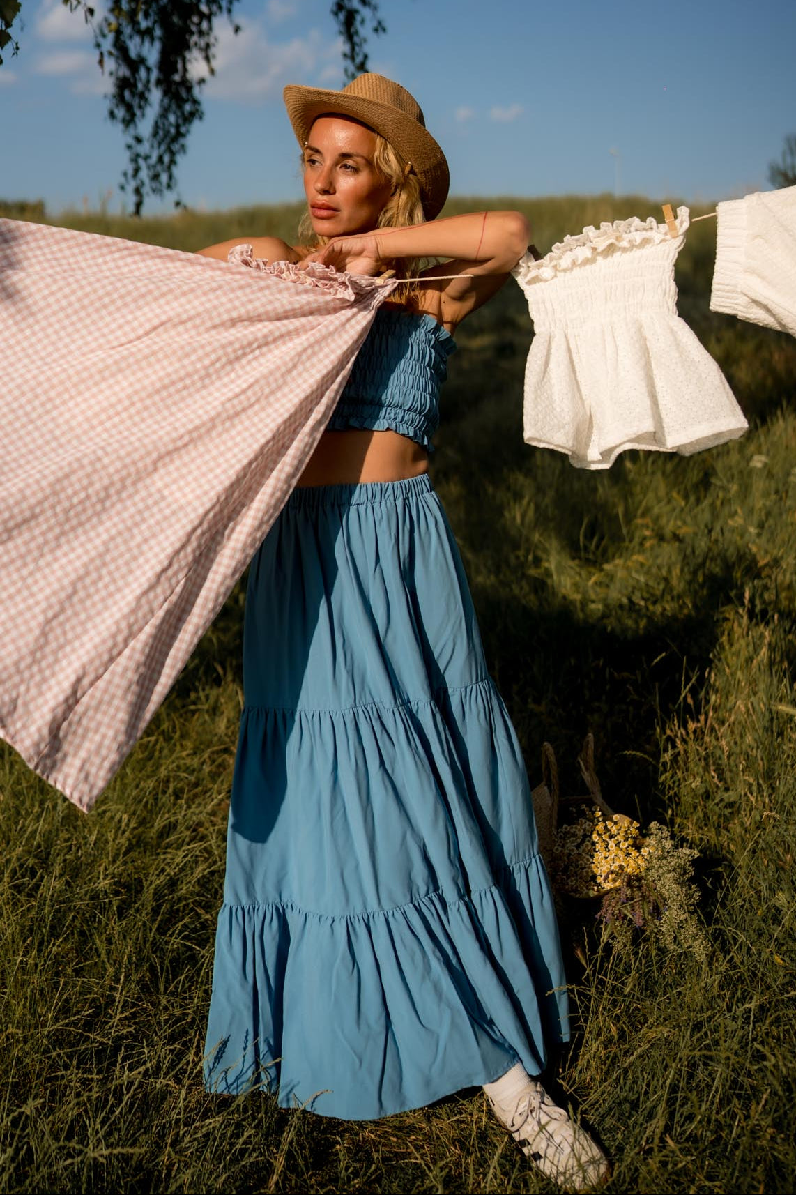 Комплект Mira в светлосиньо с еластичен топ и пола на волани