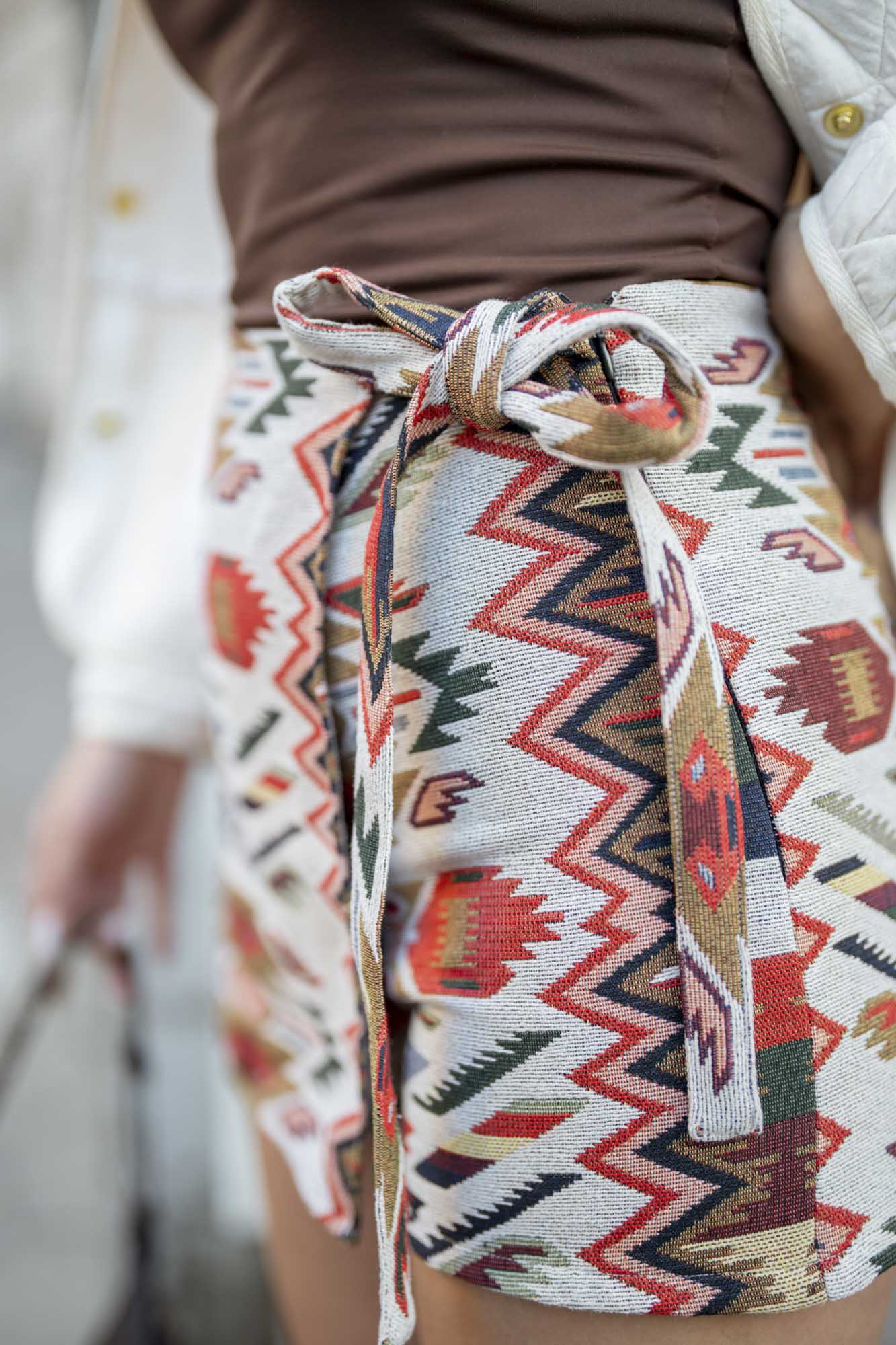 Мини скорт с етно десен и декоративна връзка