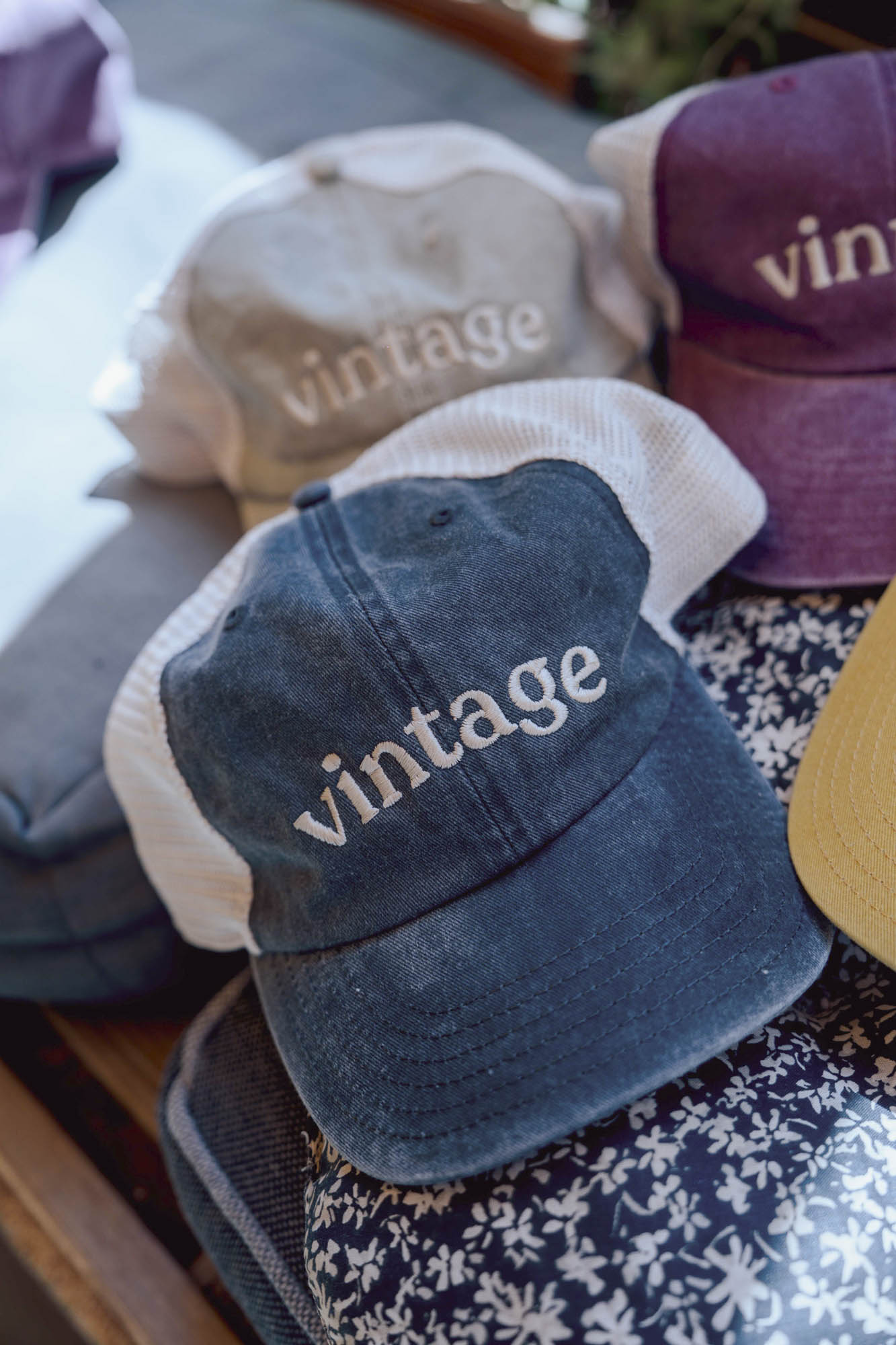 Шапка с козирка Vintage с мрежа