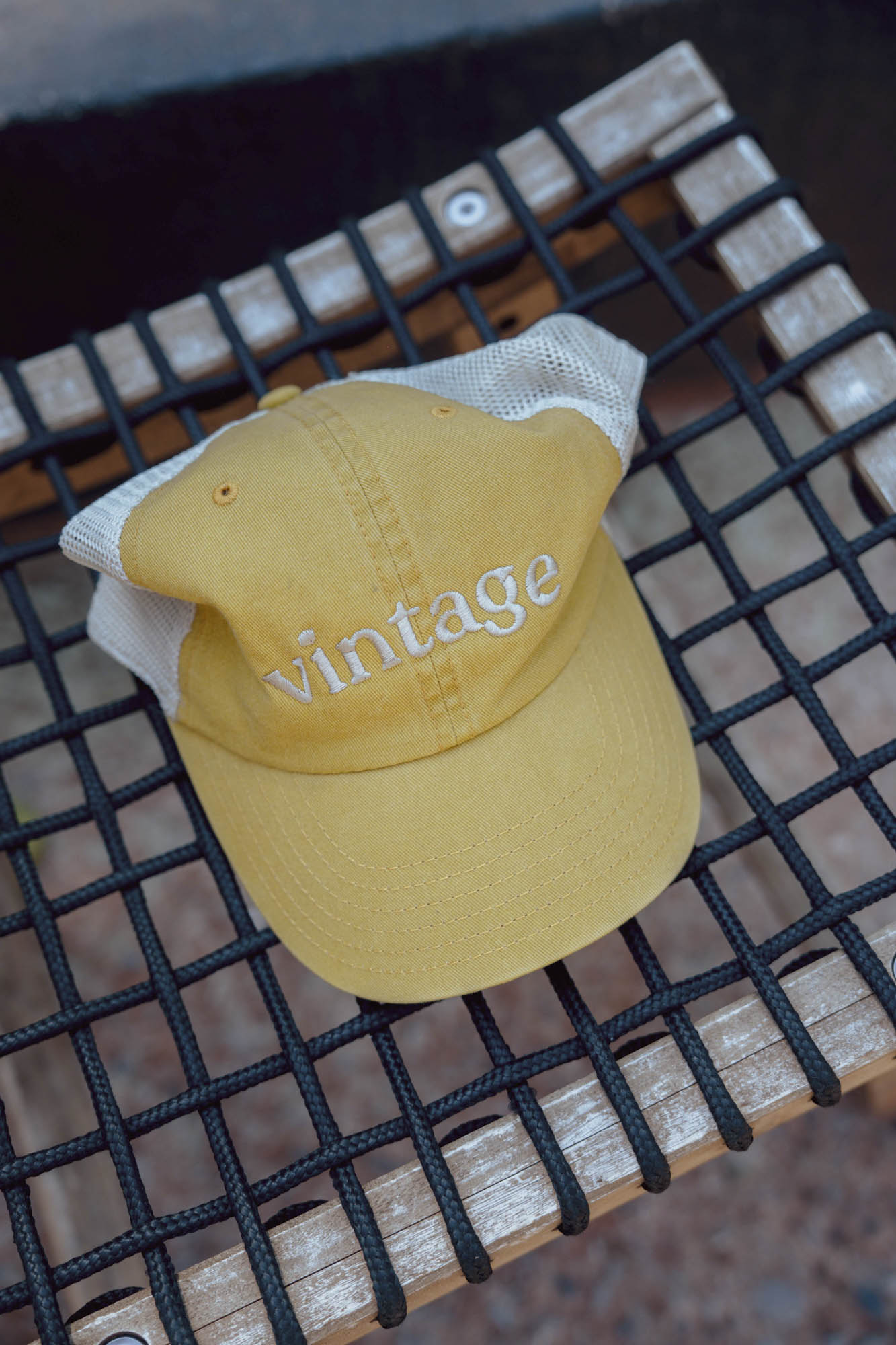 Шапка с козирка Vintage с мрежа