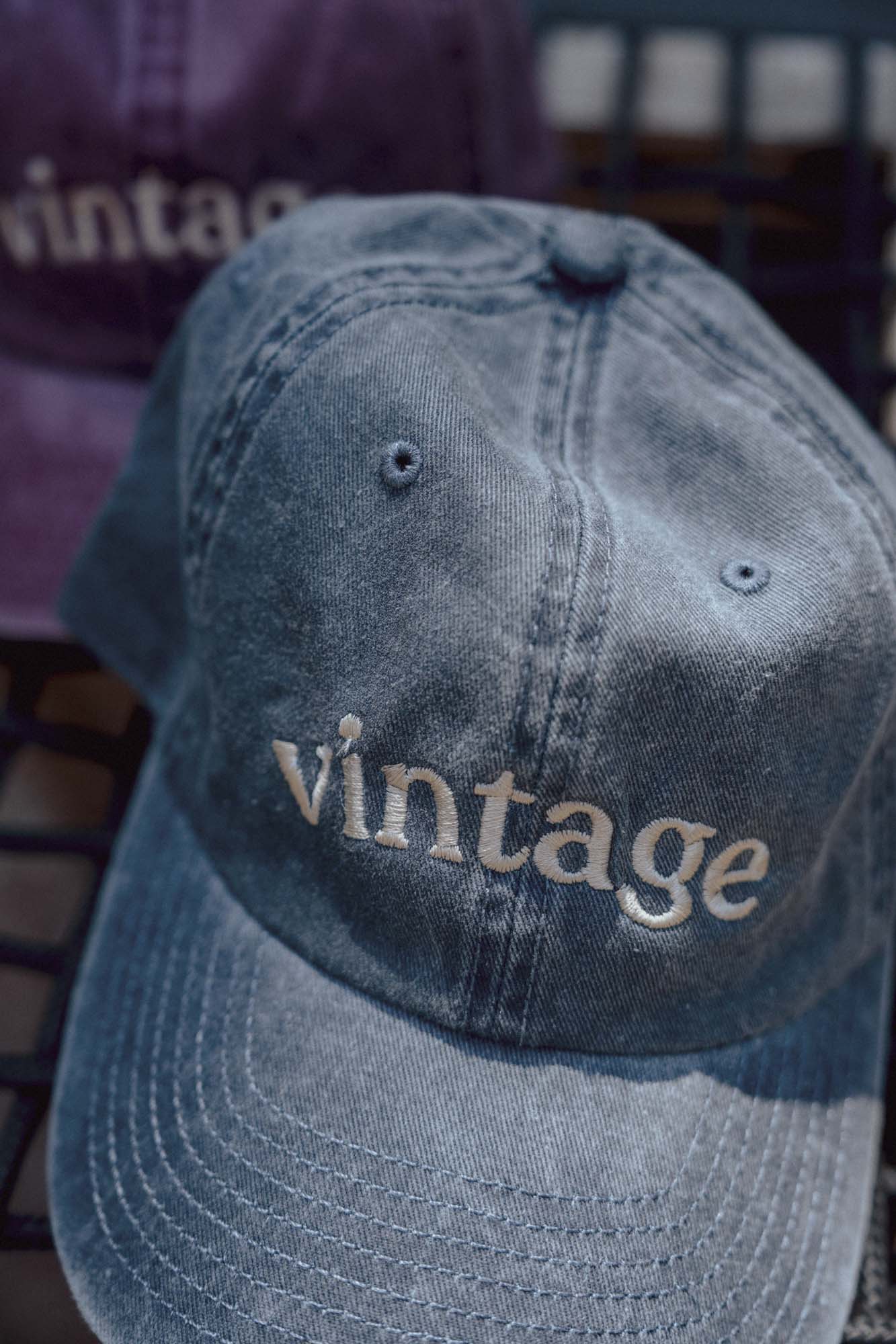 Шапка с козирка Vintage с метална закопчалка