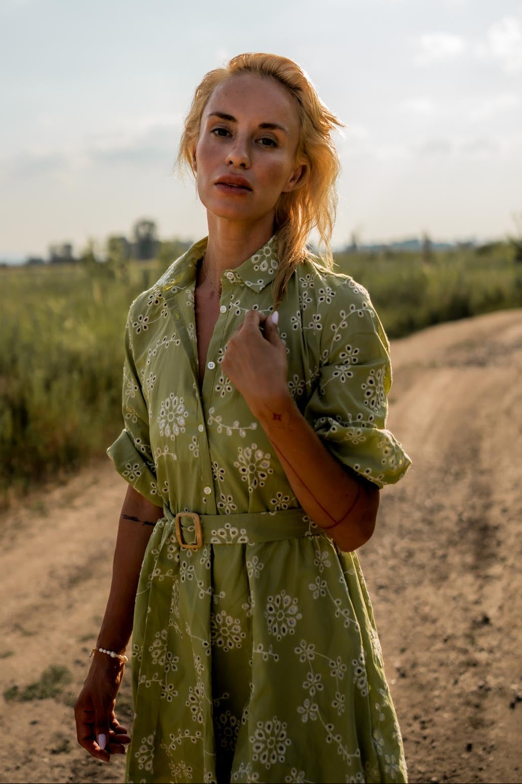 Къса зелена рокля риза с бродерия LISA