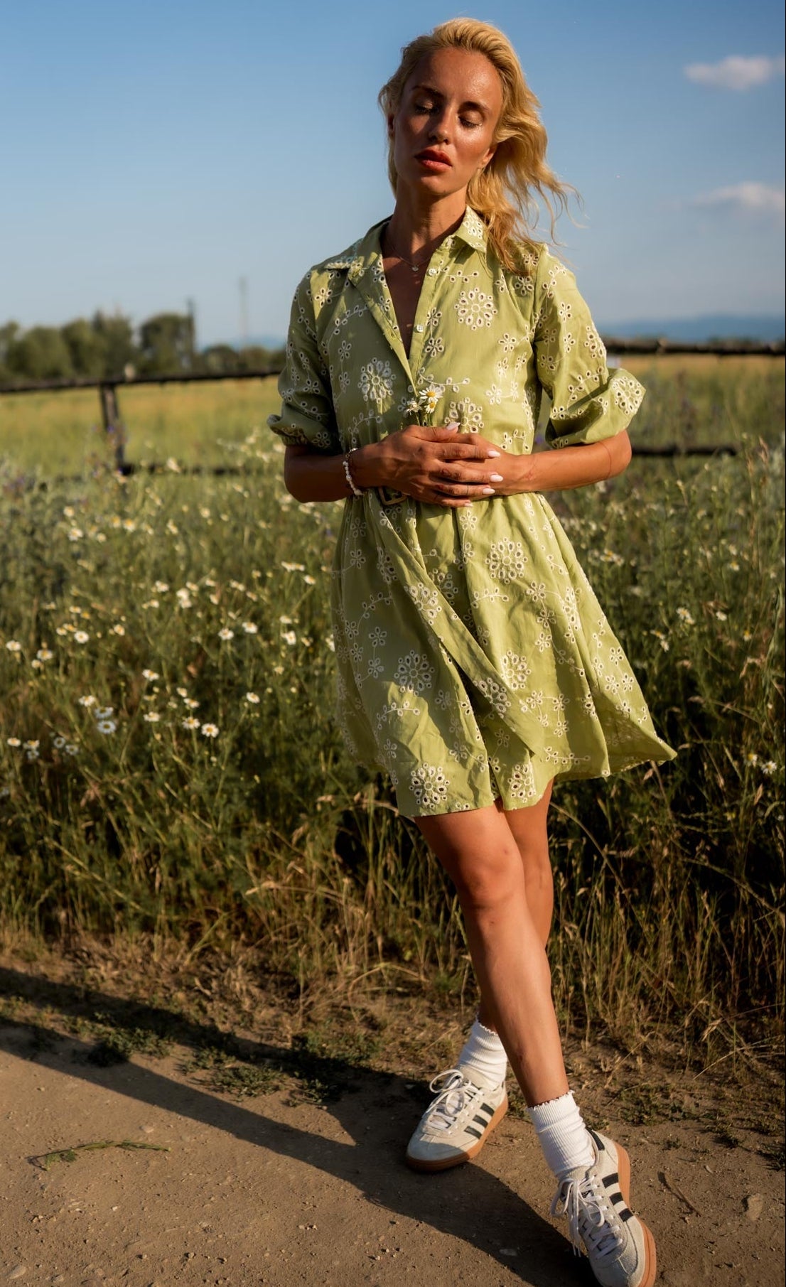 Къса зелена рокля риза с бродерия LISA