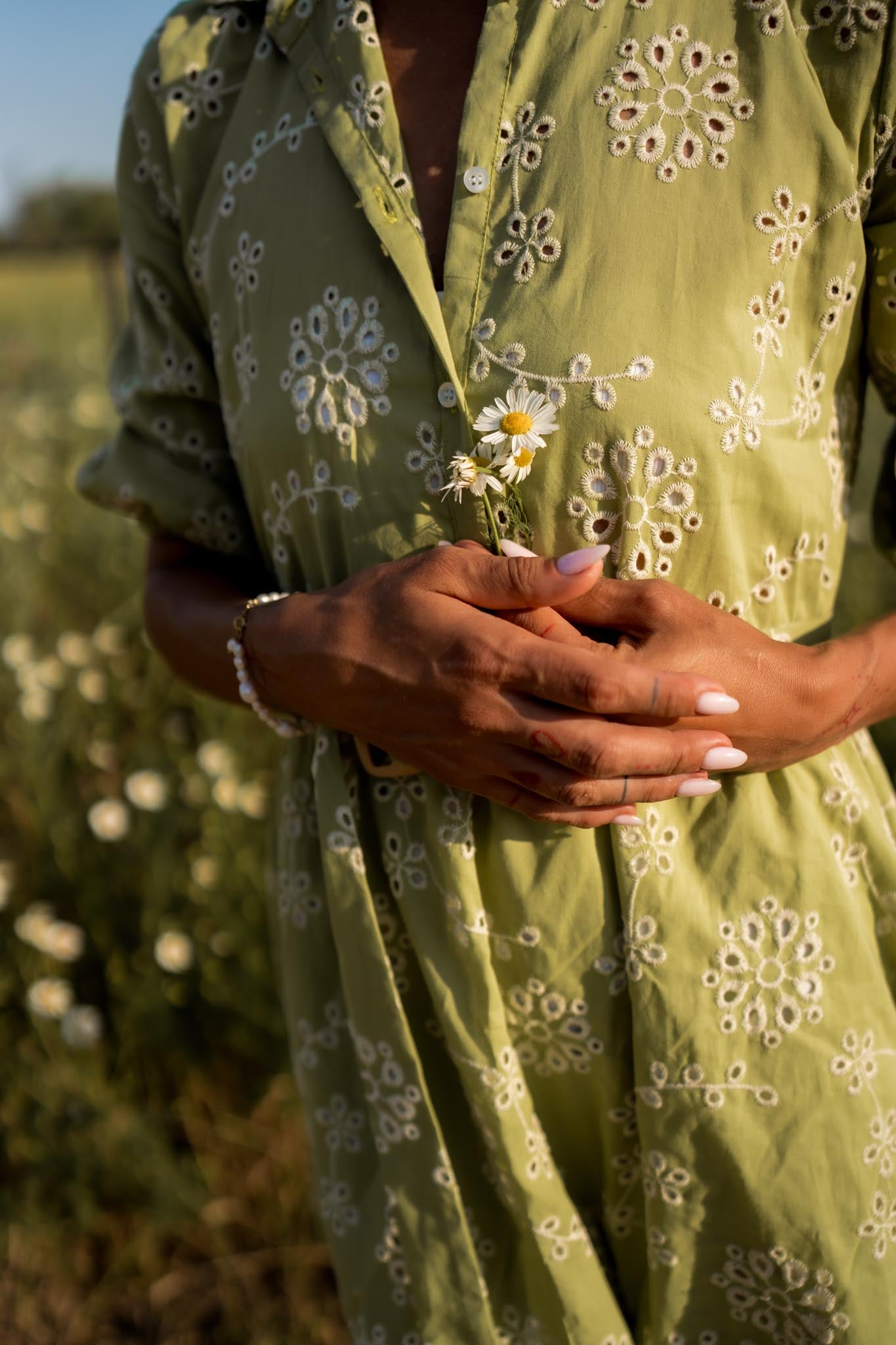 Къса зелена рокля риза с бродерия LISA