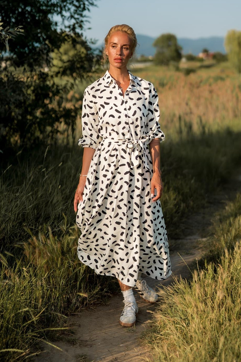 Рокля Nora с артистичен черно-бял десен и класическа кройка