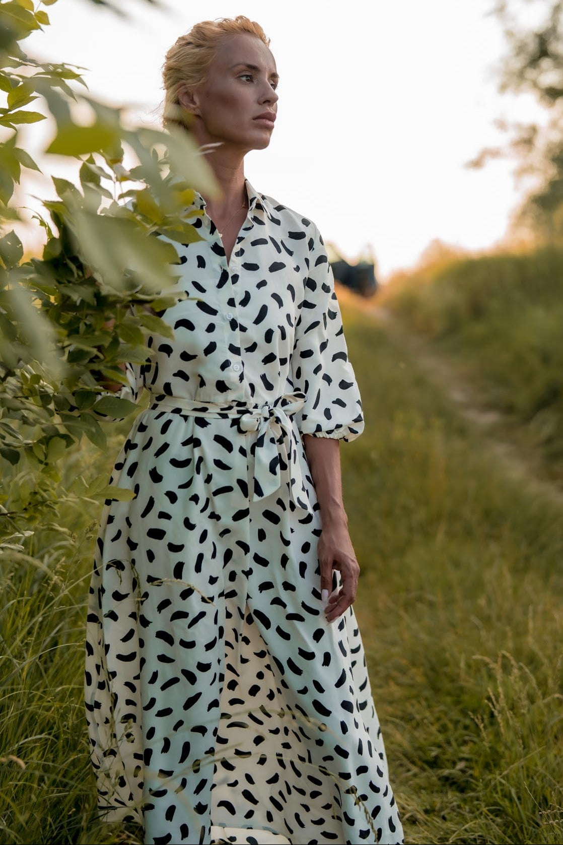 Рокля Nora с артистичен черно-бял десен и класическа кройка