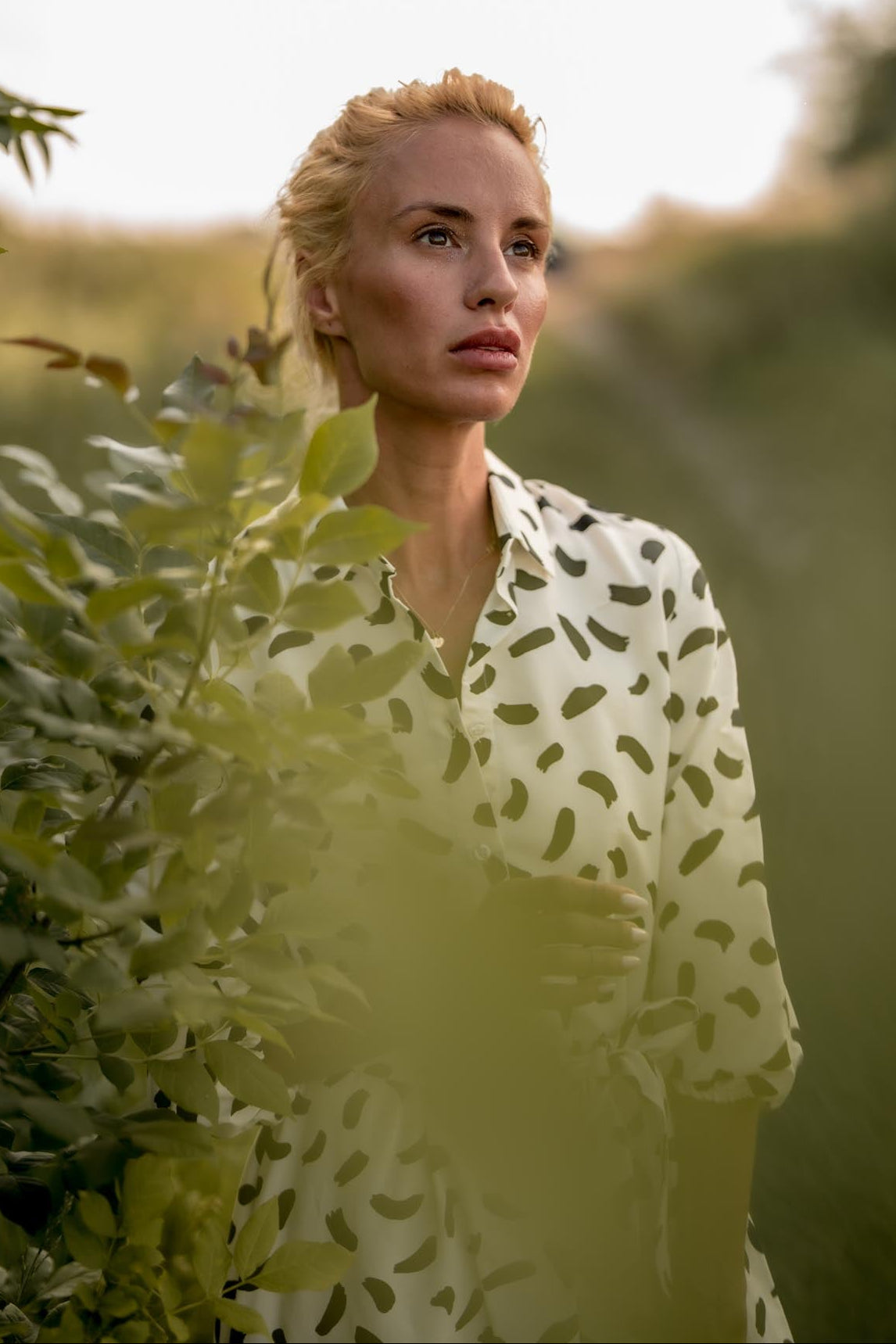 Рокля Nora с артистичен черно-бял десен и класическа кройка