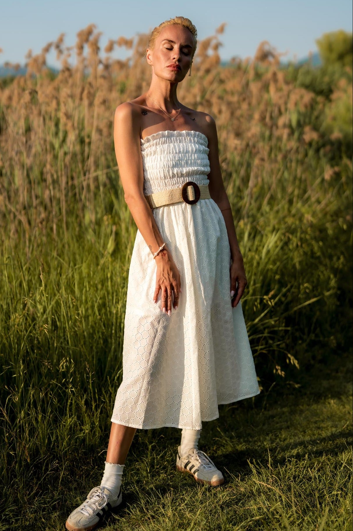 Бяла рокля Clara с бродерия и колан