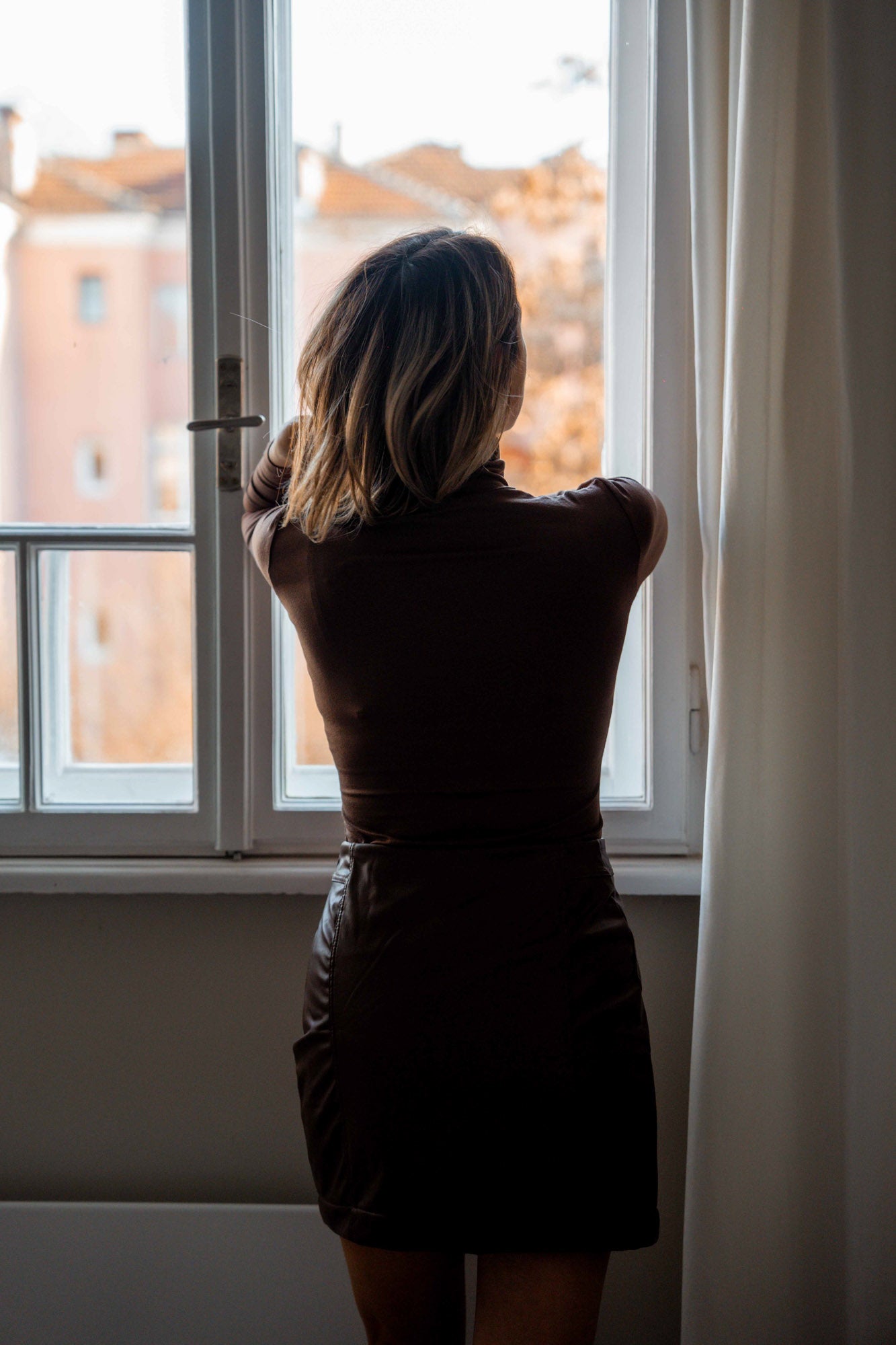 Къса кафява кожена пола Mocha Mousse