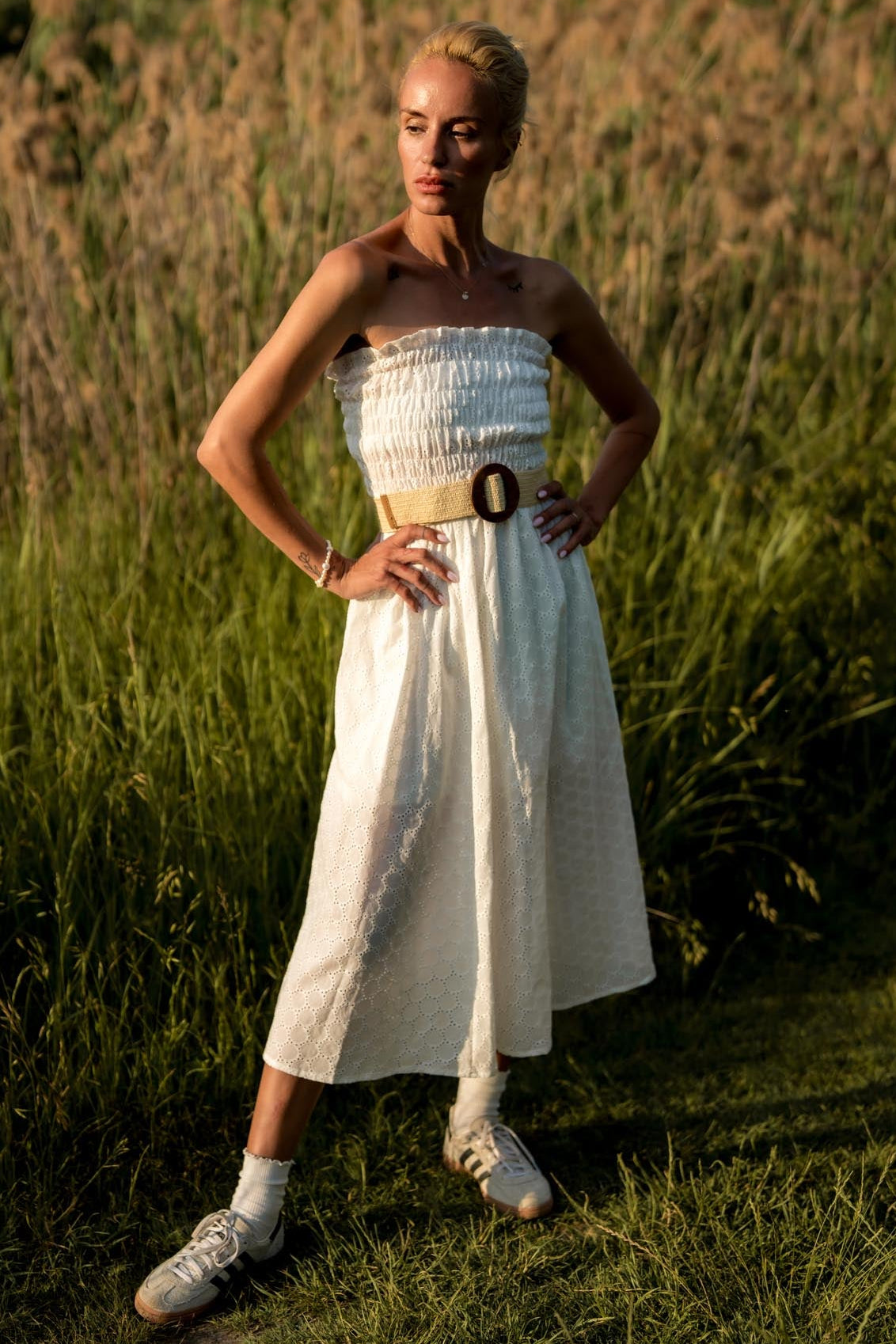 Бяла рокля Clara с бродерия и колан