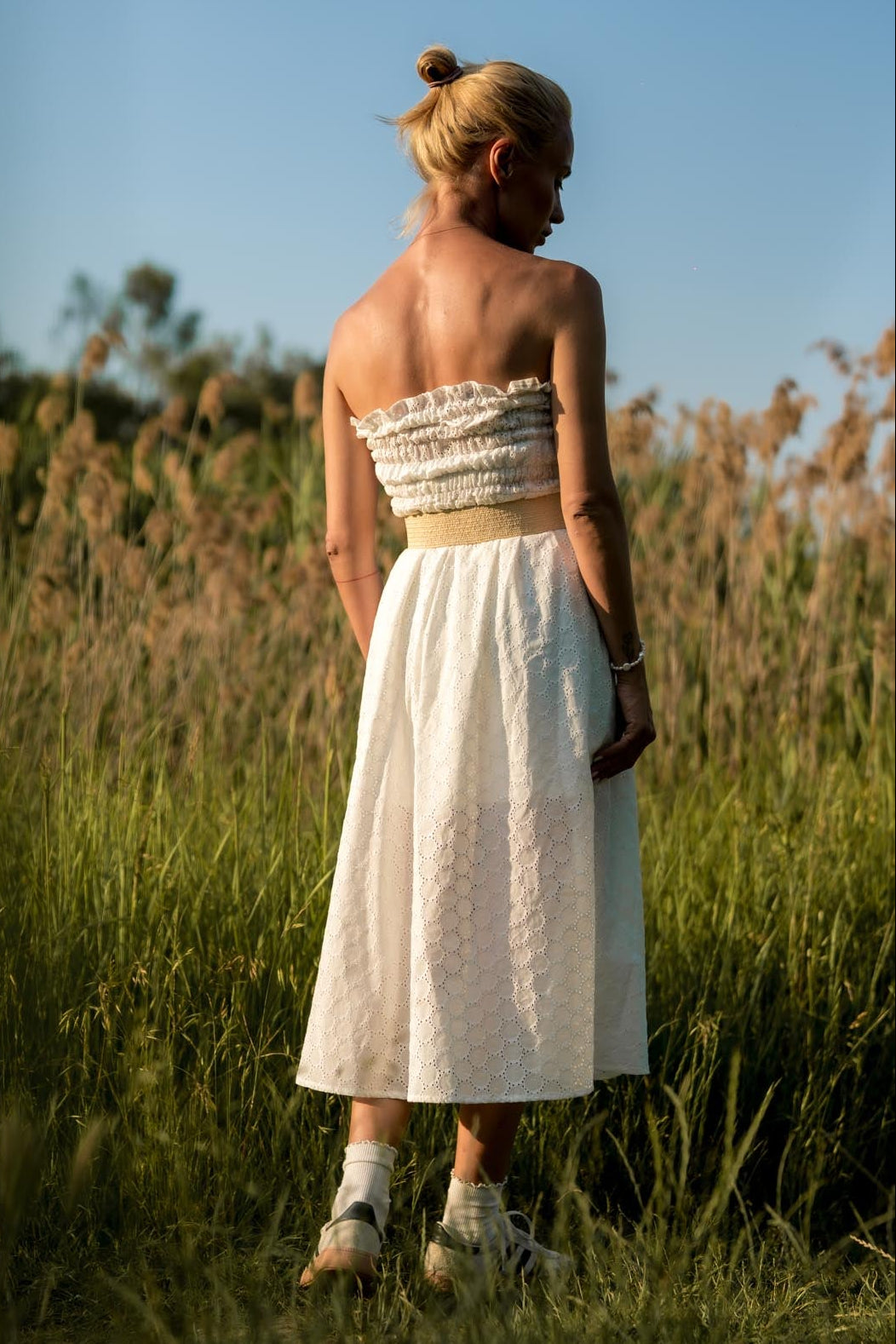 Бяла рокля Clara с бродерия и колан