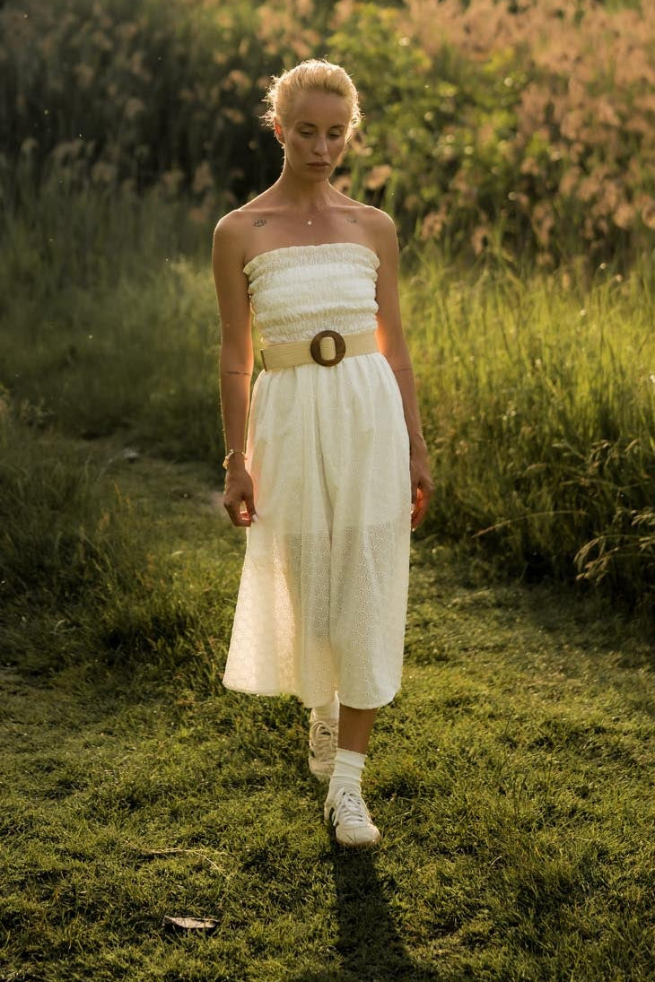 Бяла рокля Clara с бродерия и колан