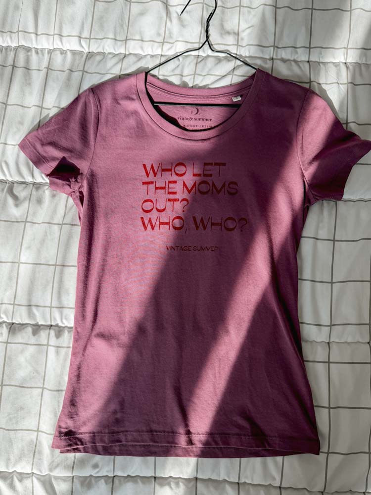 Лилава тениска Who Let The Moms Out