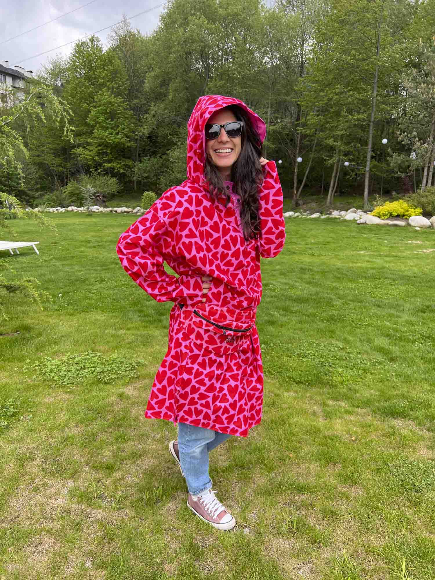 Розов дъждобран на сърца