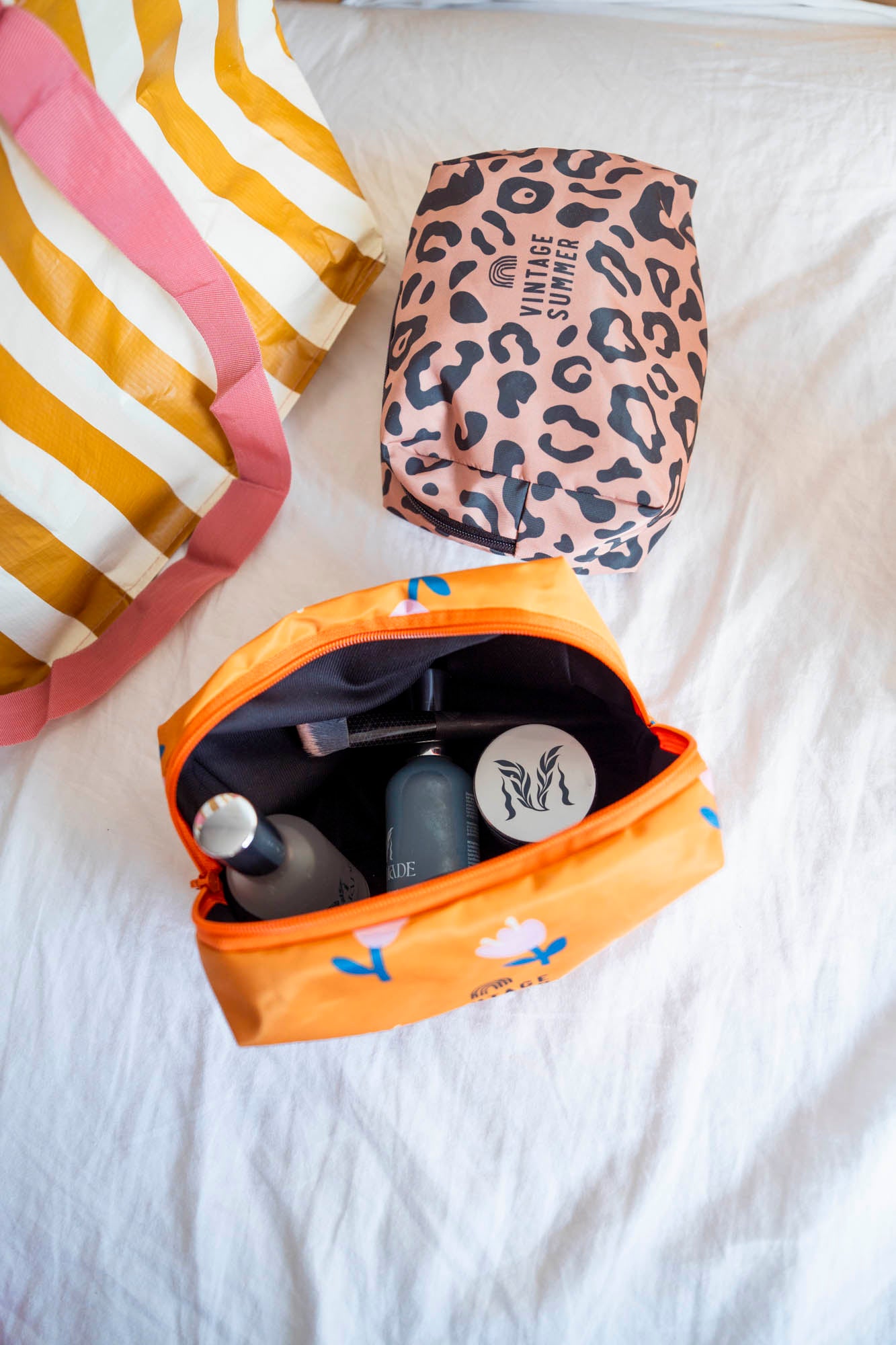 Непромокаем козметичен несесер с цветен принт