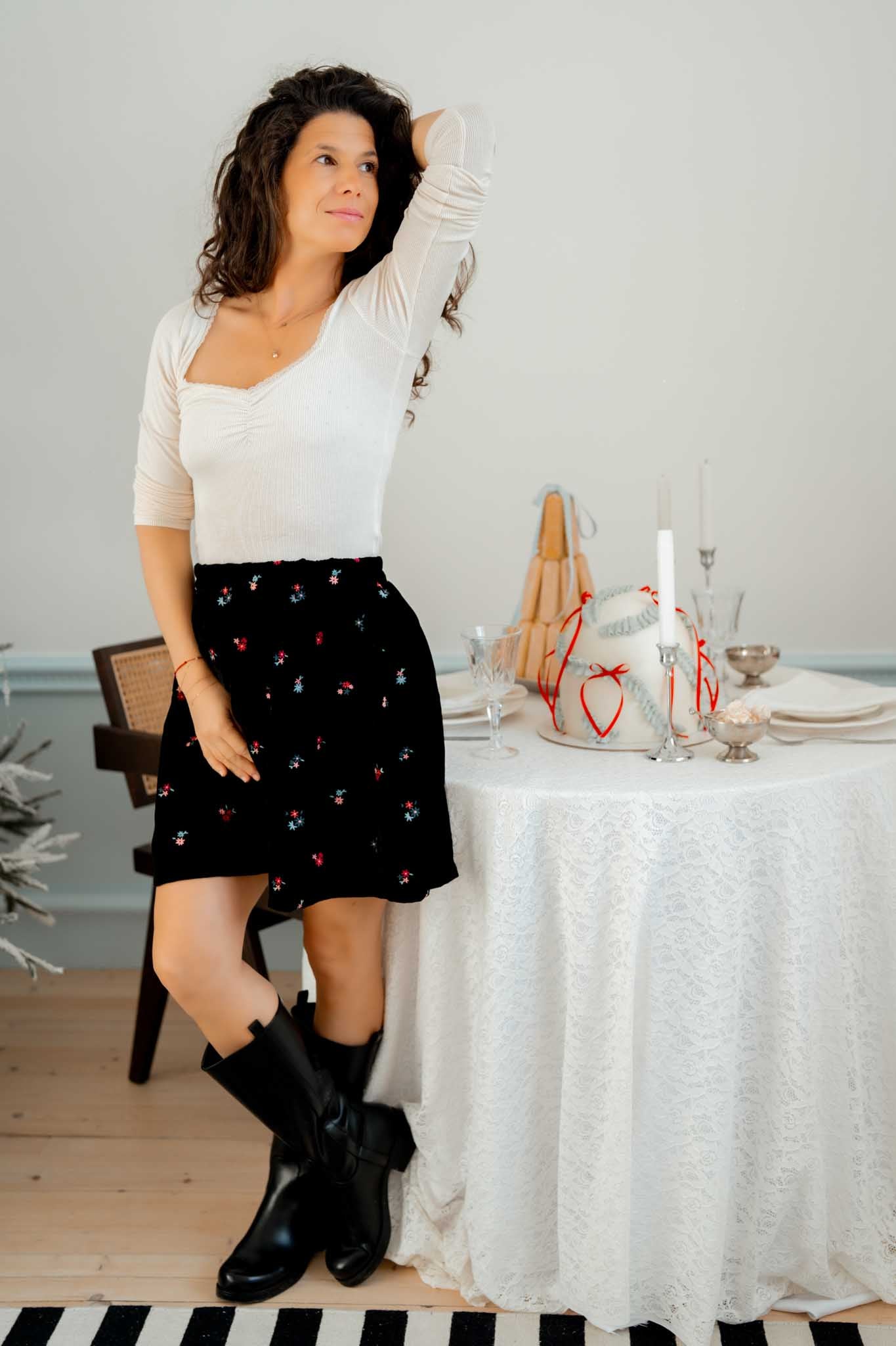 Къса черна пола от плюш с бродерия