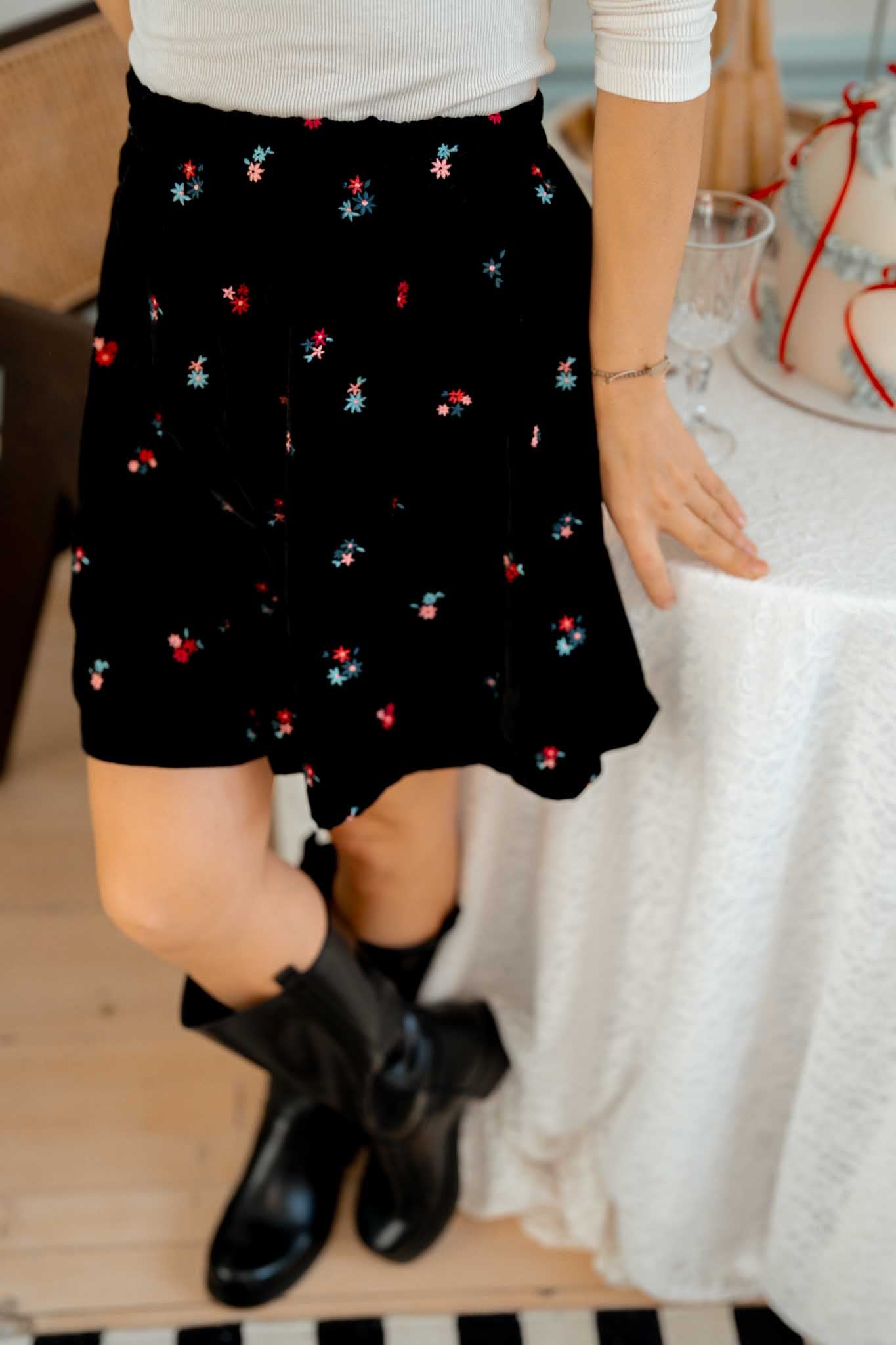 Къса черна пола от плюш с бродерия