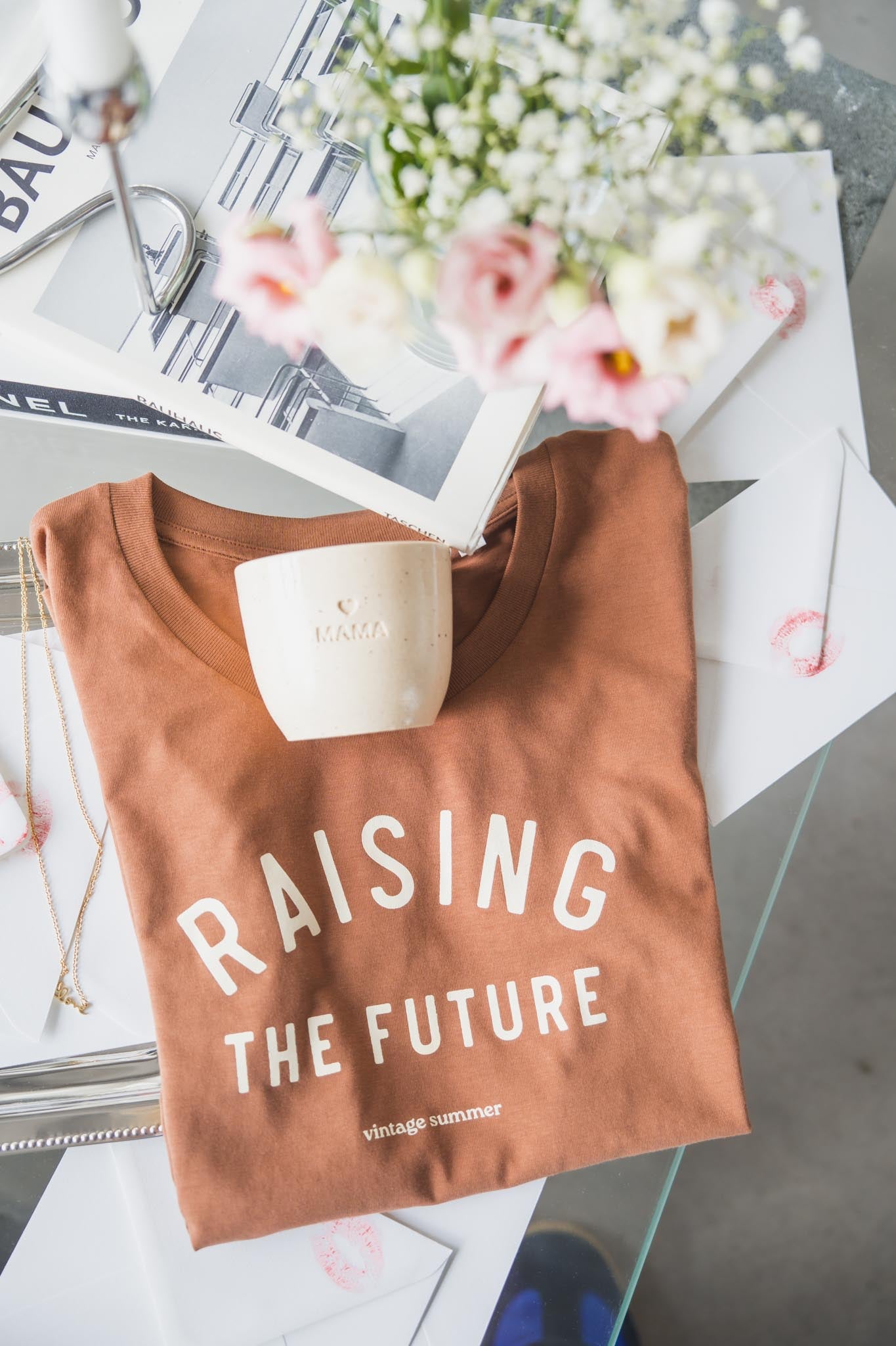 Подаръчната кутия “Raising the Future